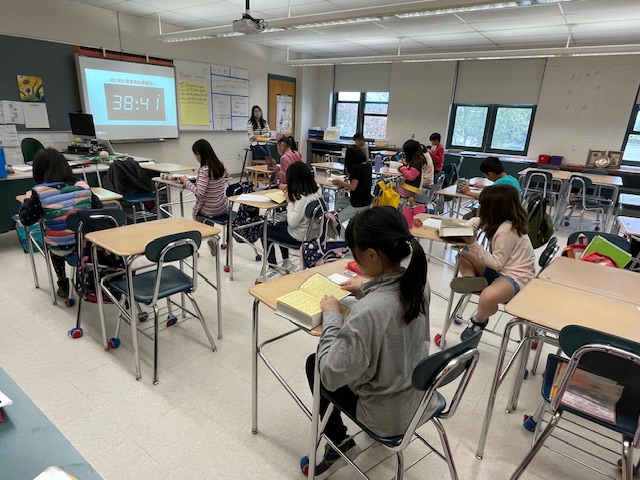 四年乙班學生聚精會神地作答