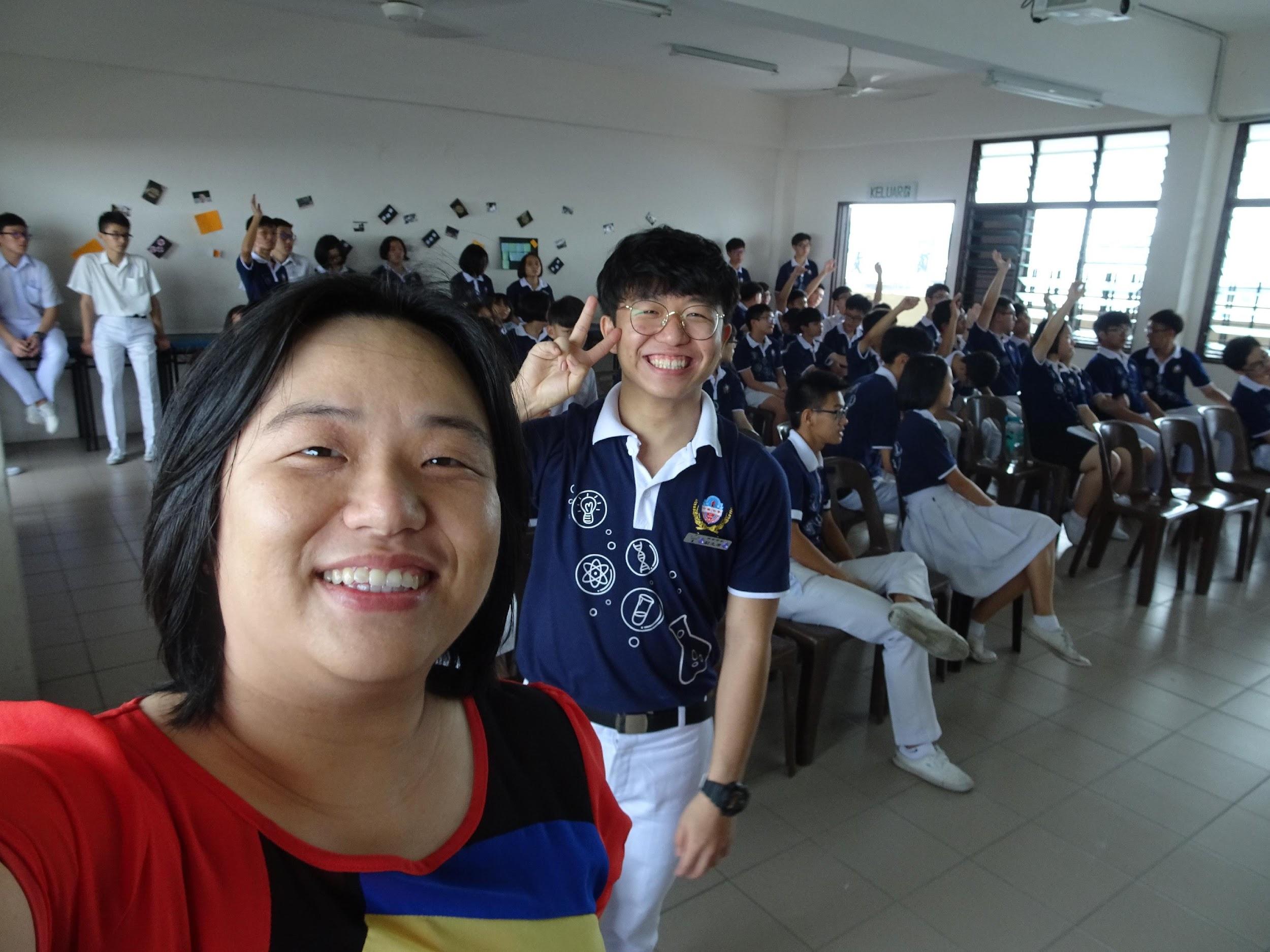 陳甄妮教師與學生合影