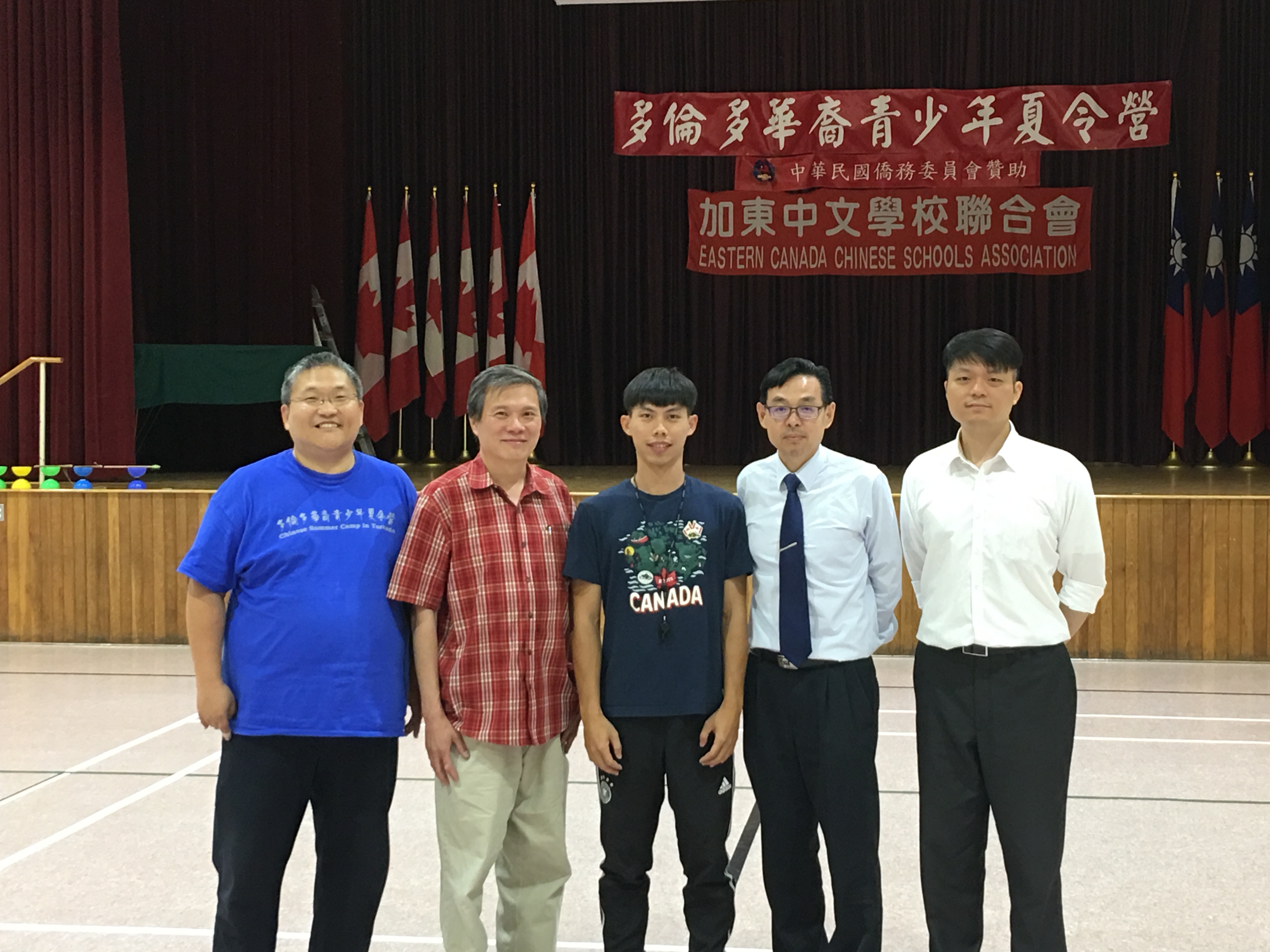 多倫多天主教教育局第8區教育委員Gary Tanuan(左二)拜會中心之際，與中心主任孫國祥(右二)、副主任董至中(右一)、加東中文學校聯合會理事長王元培(左一)、文化老師蕭鴻偉(右三)合照。