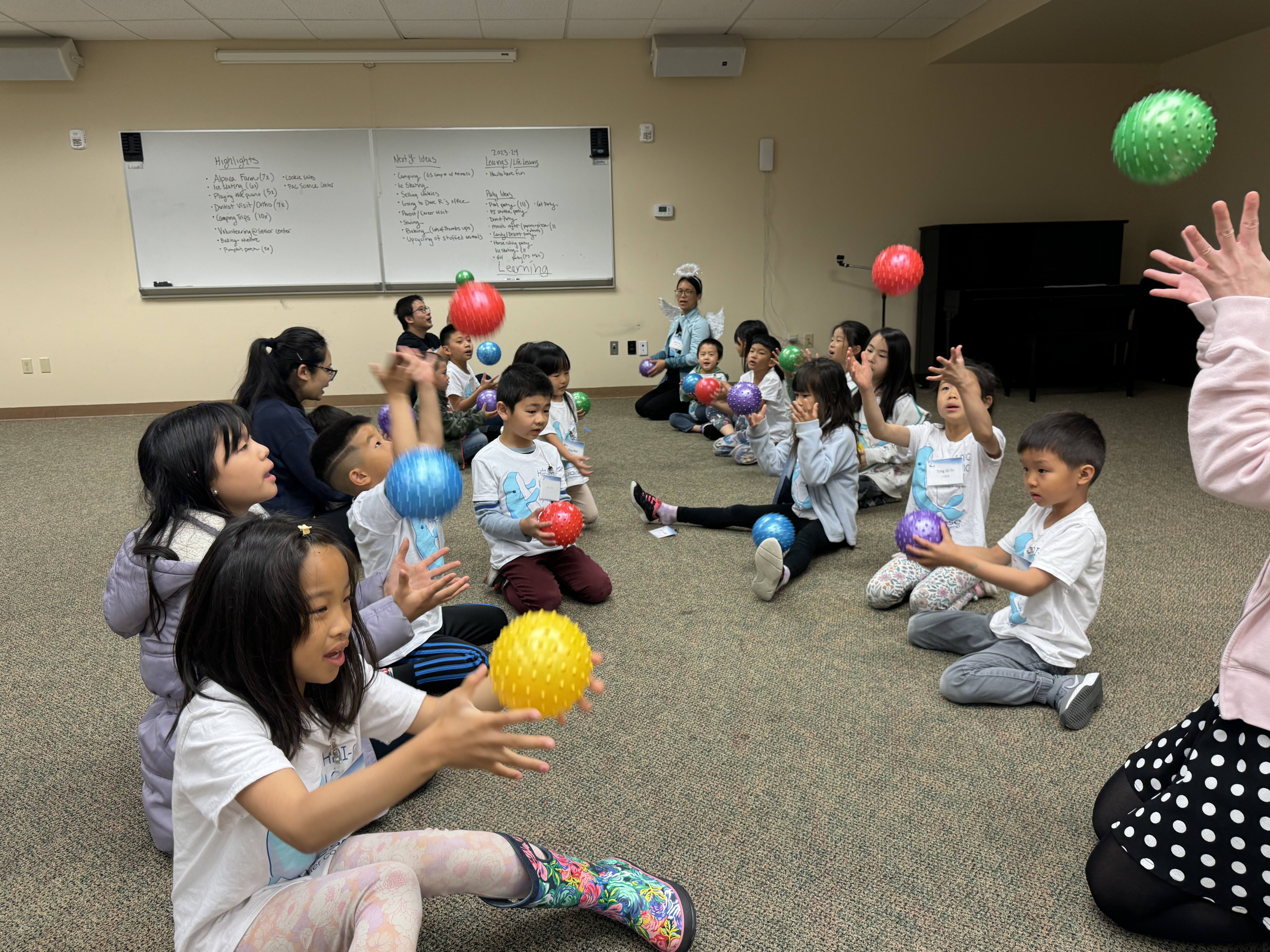 小隊繪本時間－繪本<綴圓仔講臺語②：佮阿公踅菜市仔> 跟著綴圓仔的腳步來逛台灣傳統市場，並學習蔬菜的台語詞彙。