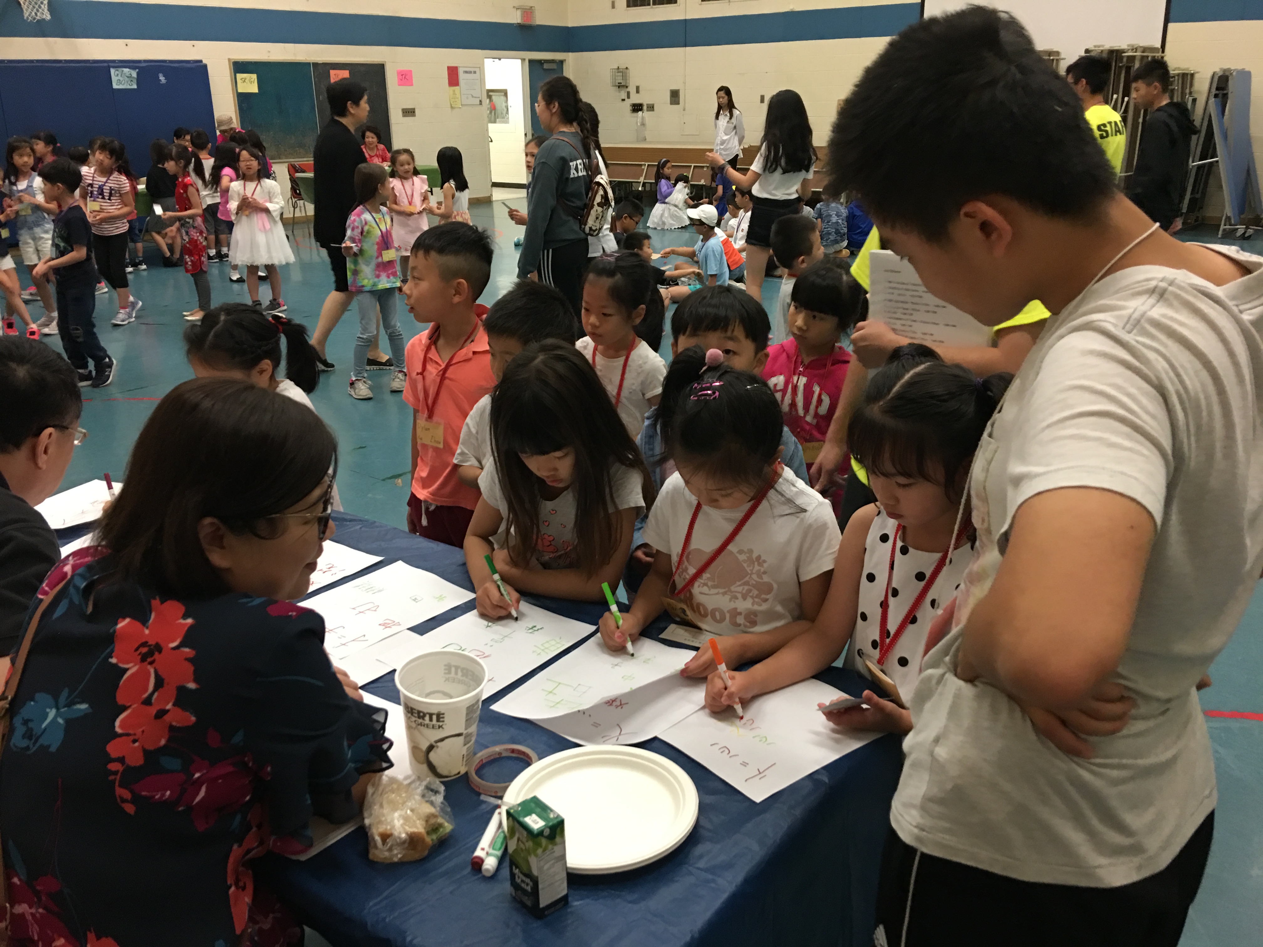 參與的學生嘗試通關作答。