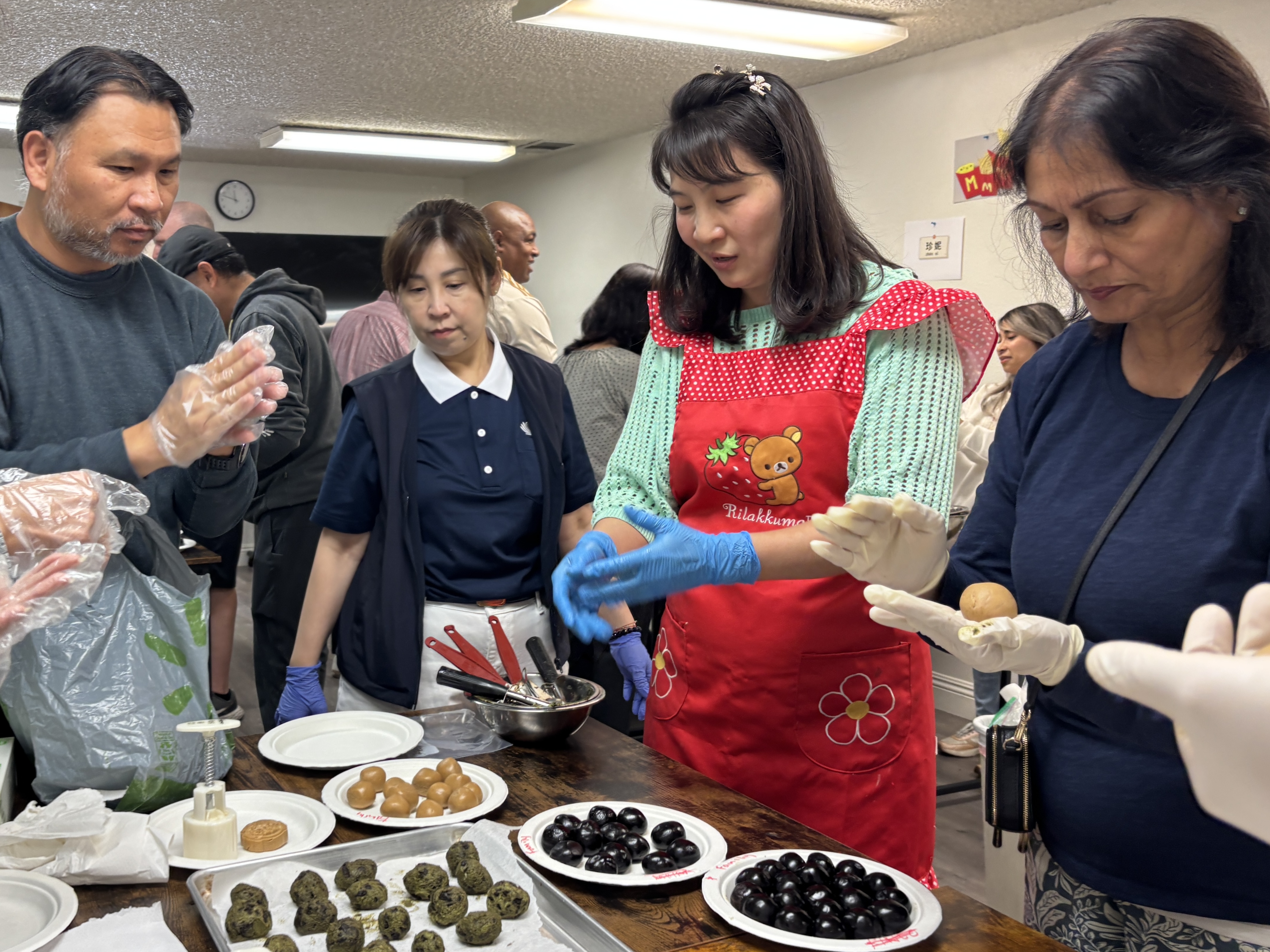 講師示範如何包月餅
