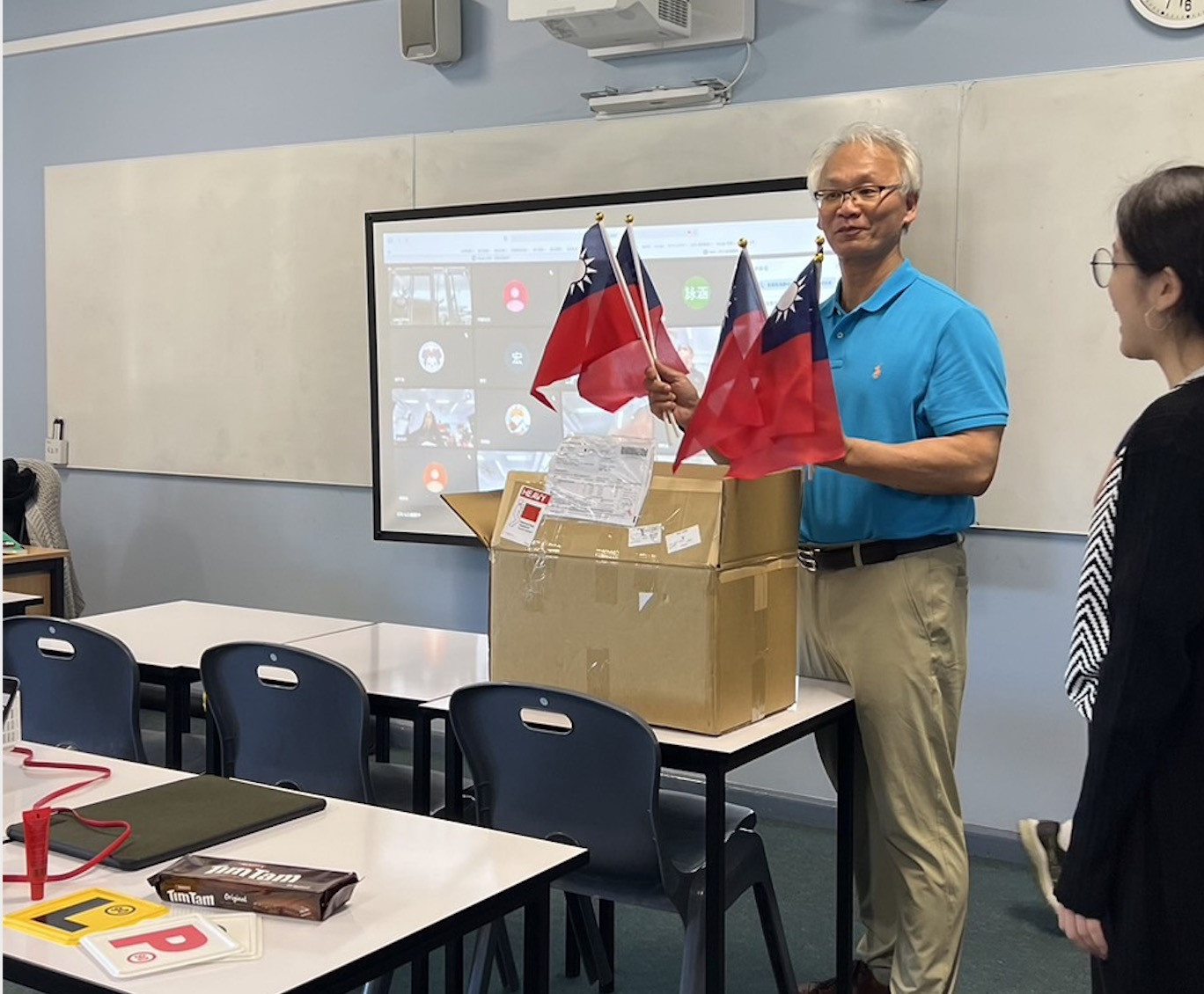 校長文化箱開箱分享公館國中寄來的零食與國旗