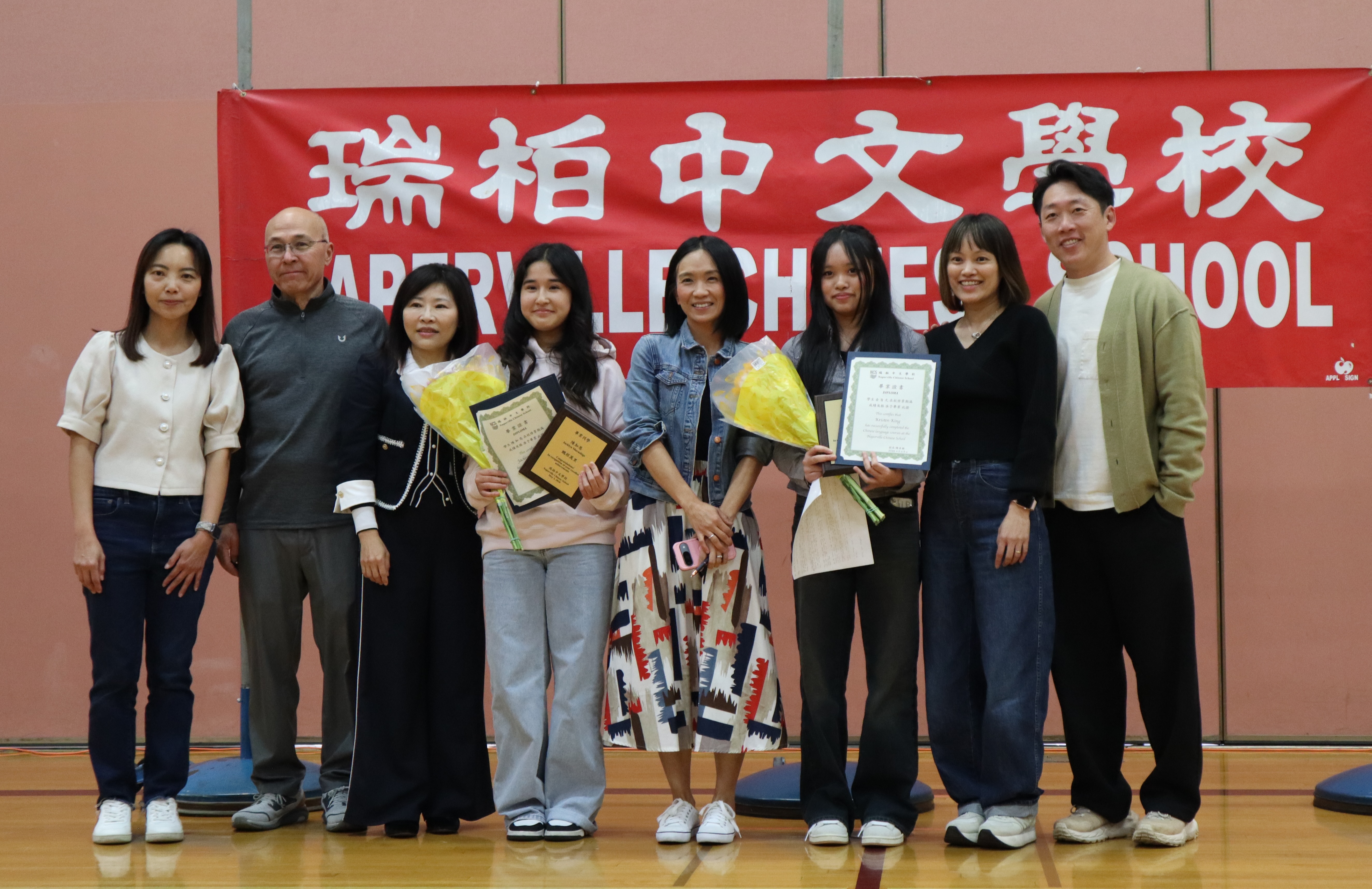 畢業生與老師家長合照