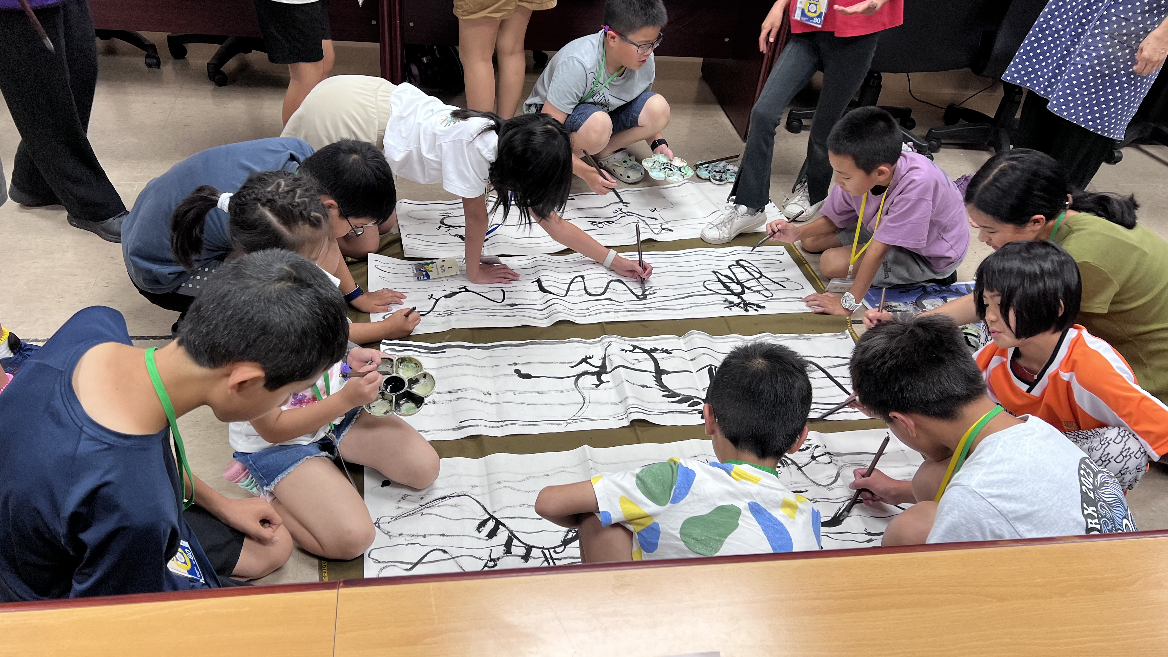 學生練習畫國畫