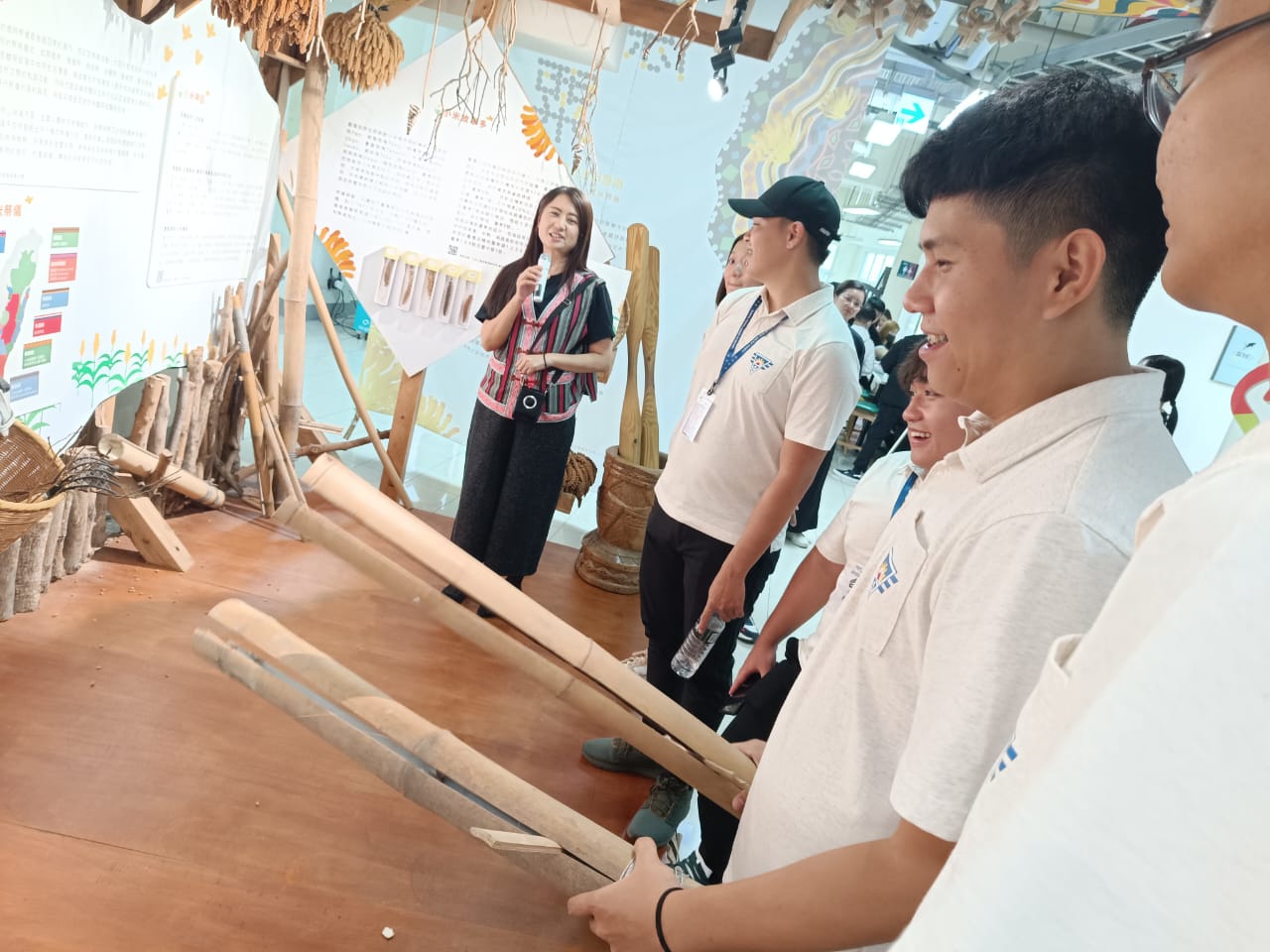 樹德科技大學原住民族資源中心講解台灣原住民生活習俗