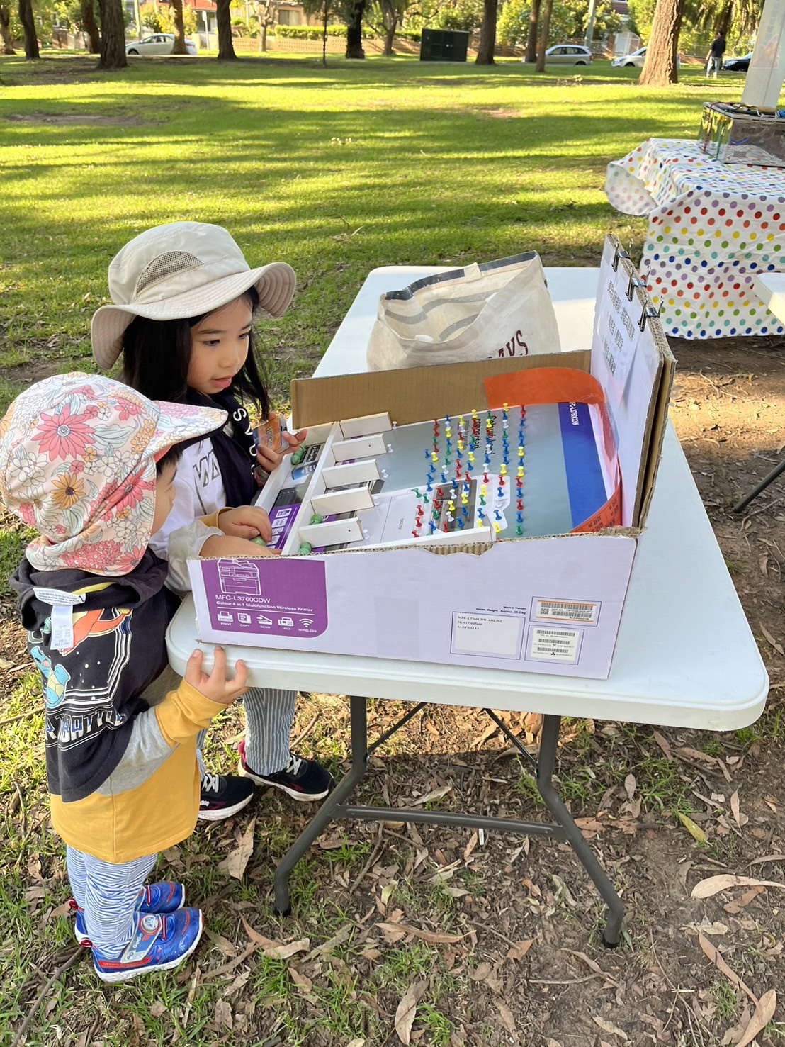 學生興奮的挑戰彈珠台