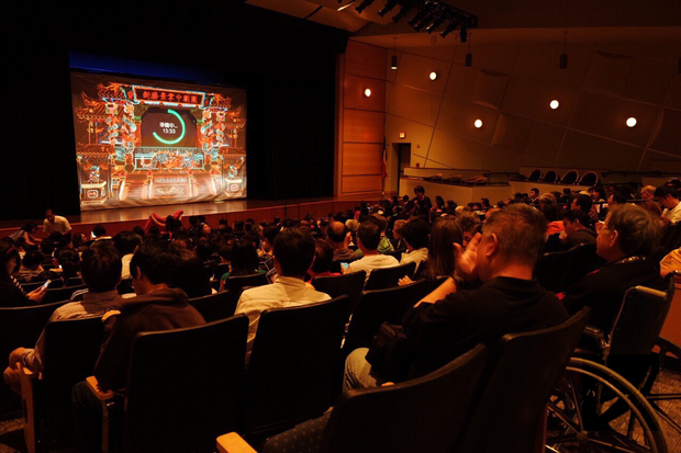 學生們分組展開協力鞋競走遊戲。