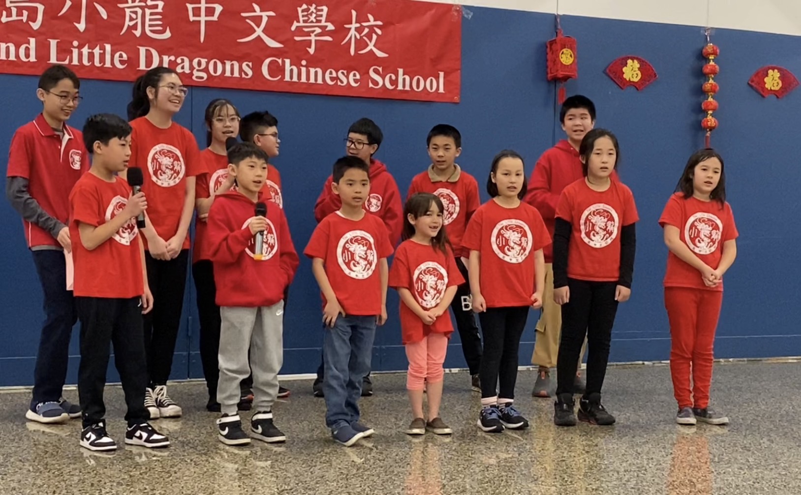 Vera老師和單老師班上的學生們表演「新年歌」和「賀新年」