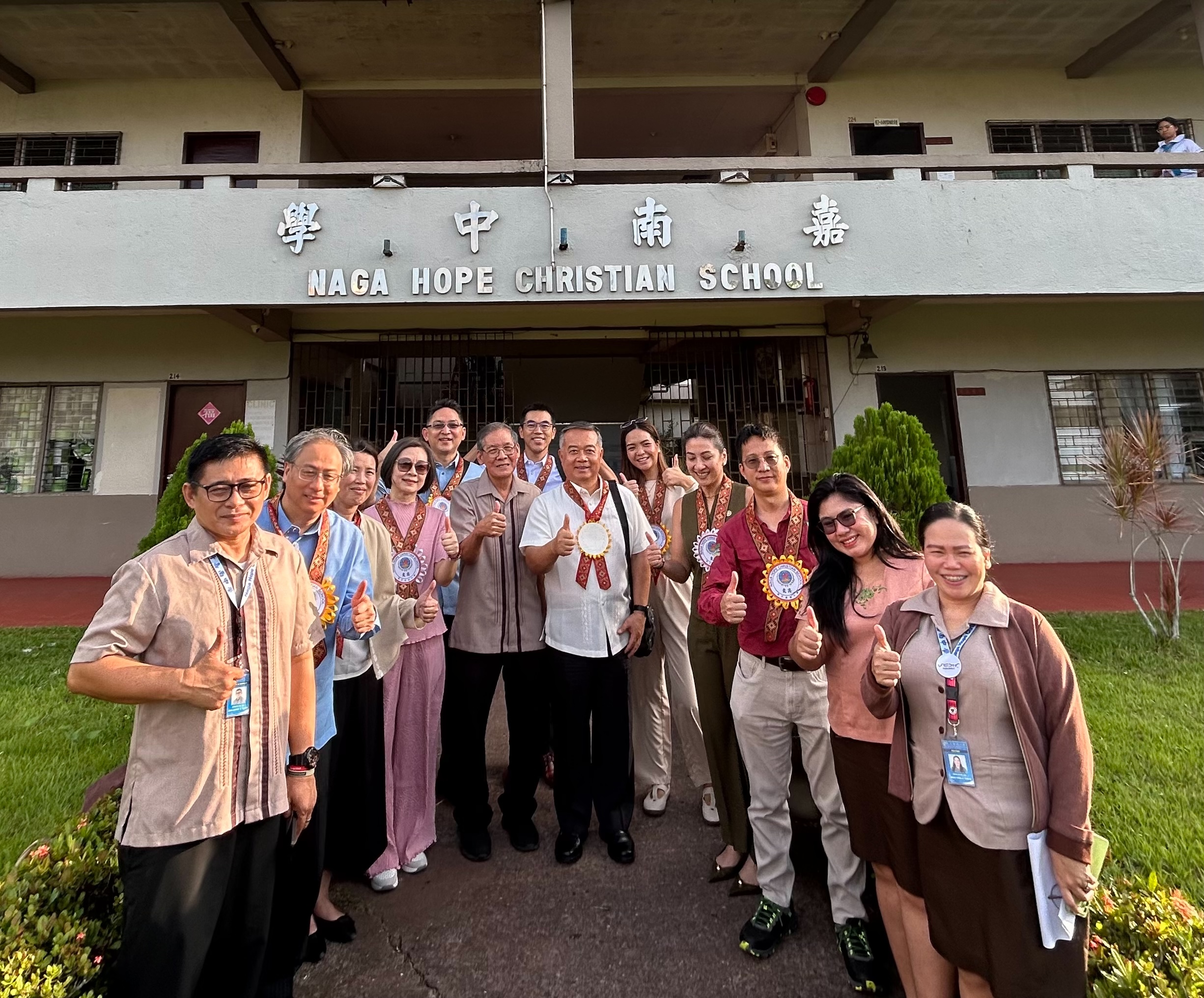 駐菲律賓代表處大使周民淦偕夫人拜訪那牙嘉南中學，受到校長王志超及校方師長熱情歡迎並合影留念。