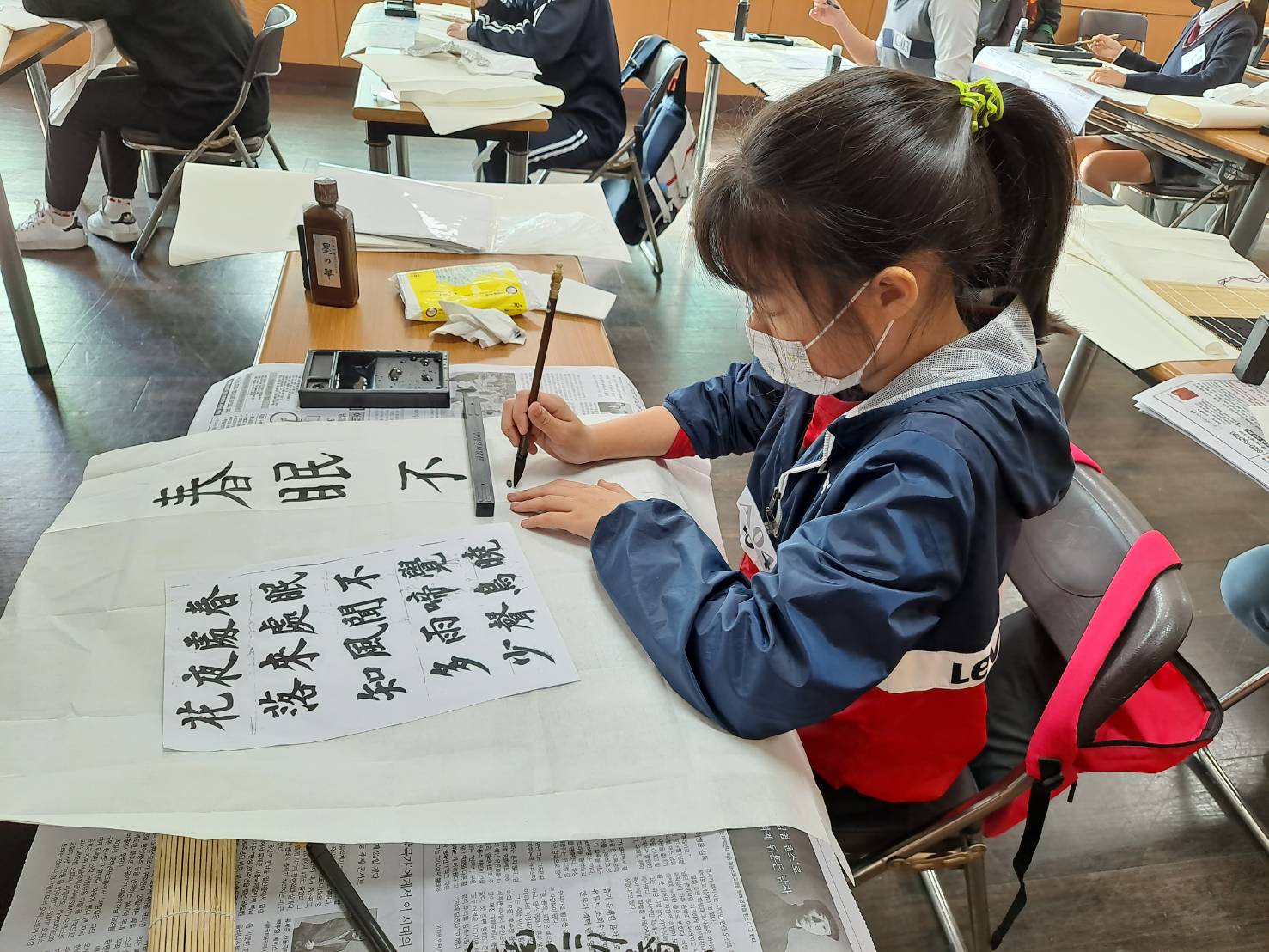 參賽同學認真書寫情形。