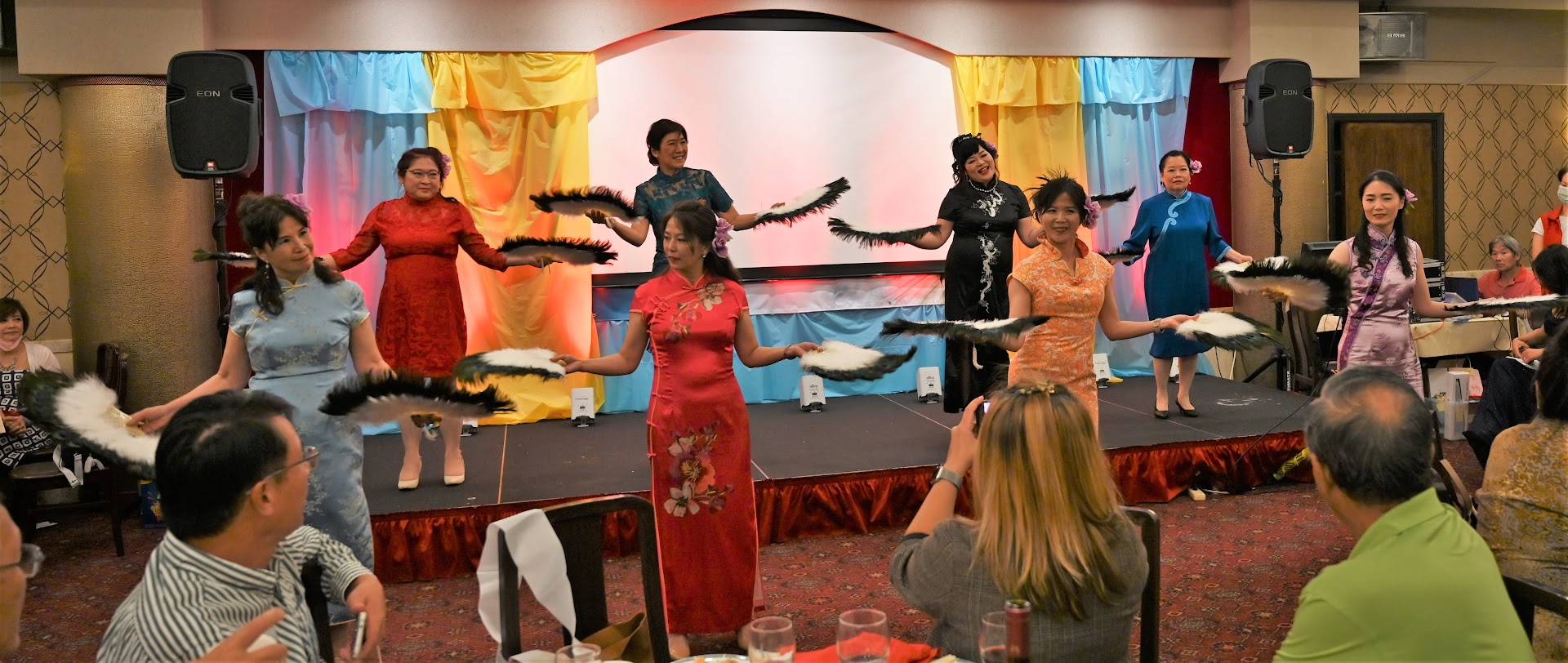 各中文學校的校長們花團錦簇的旗袍秀表演