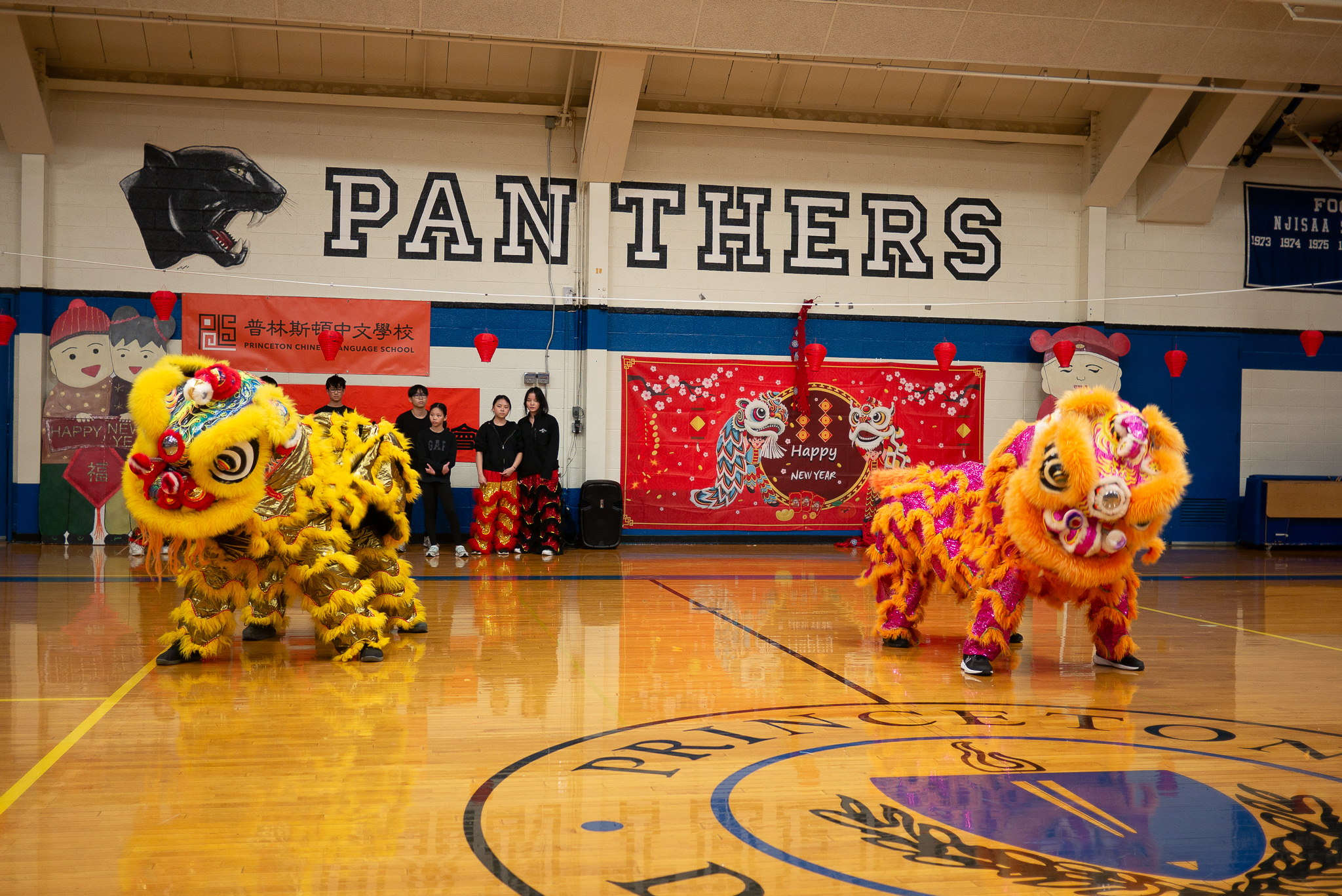 傳統班八九年級以及舞獅文化課爸爸們帶來祥獅呈祥