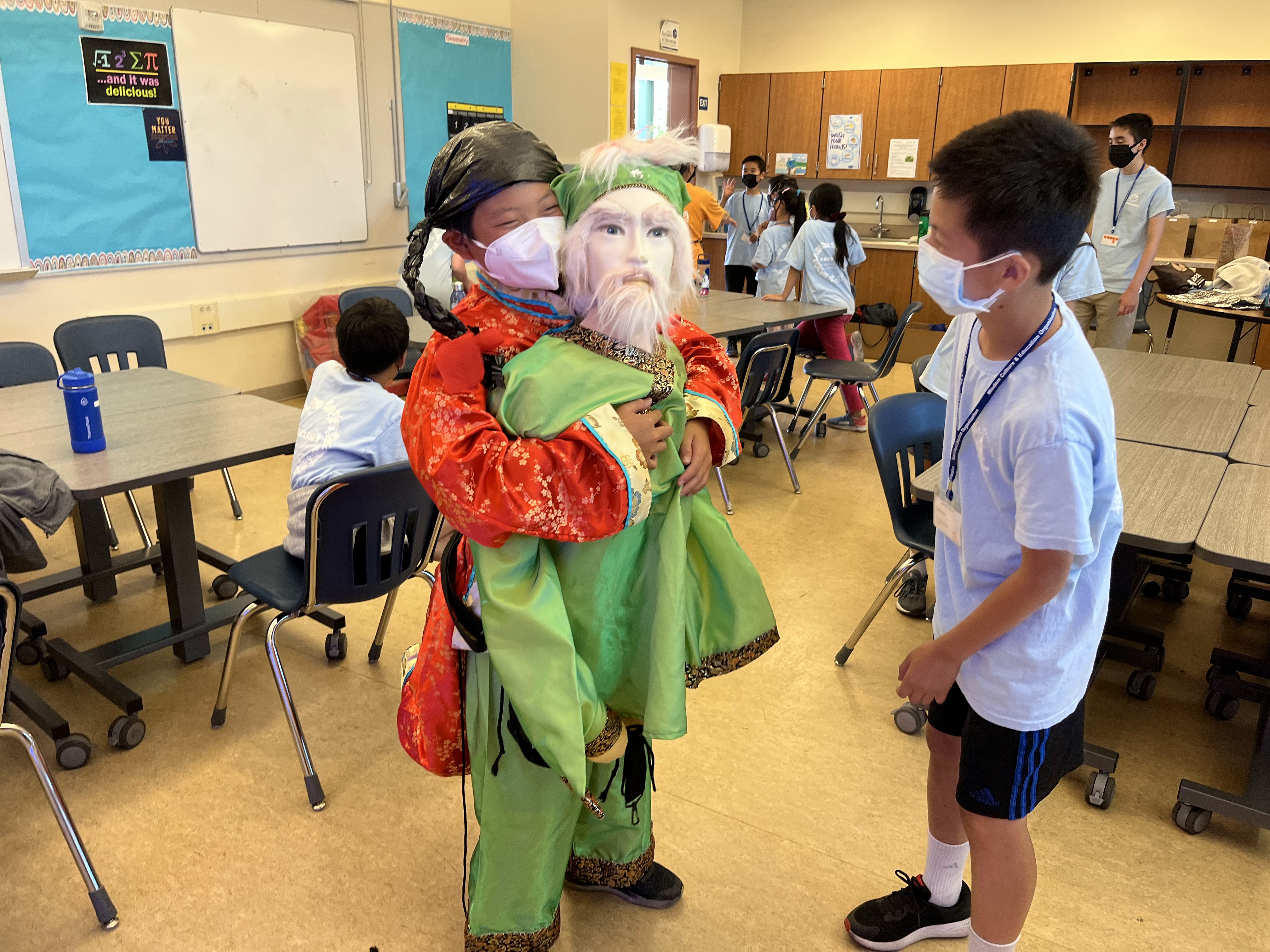 藝陣課程中，學員們開心演示