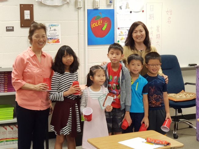 校長林香蘭(右後)與張化禮老師(左一)帶領的團體組學生合影。(記者林昱瑄／攝影)