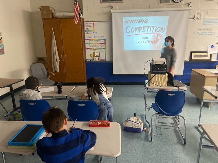 一年級學生參加寫字比賽。