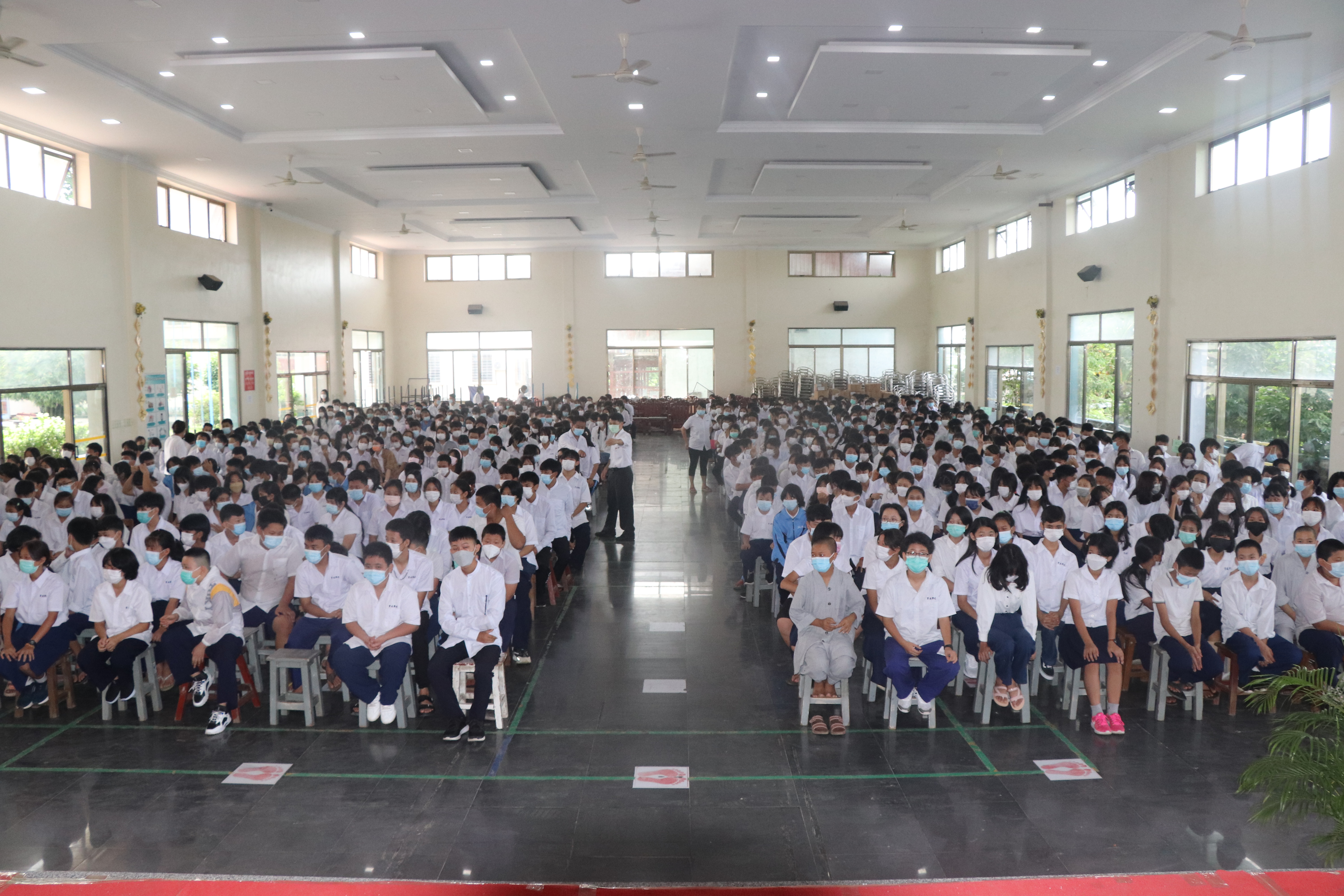 參與開學典禮的學生近九百人。