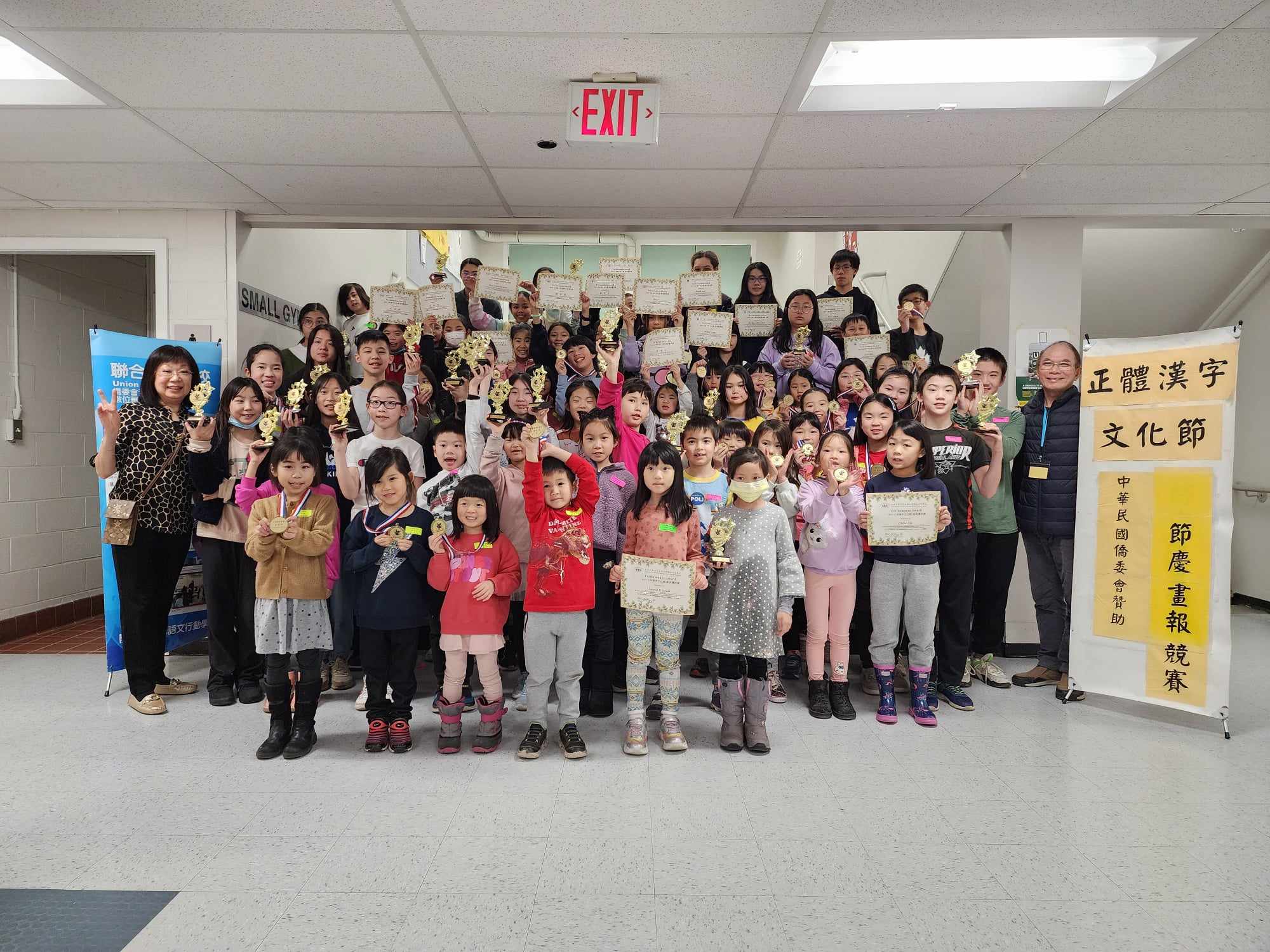 賴校長與王副校長與全體獲獎同學合影