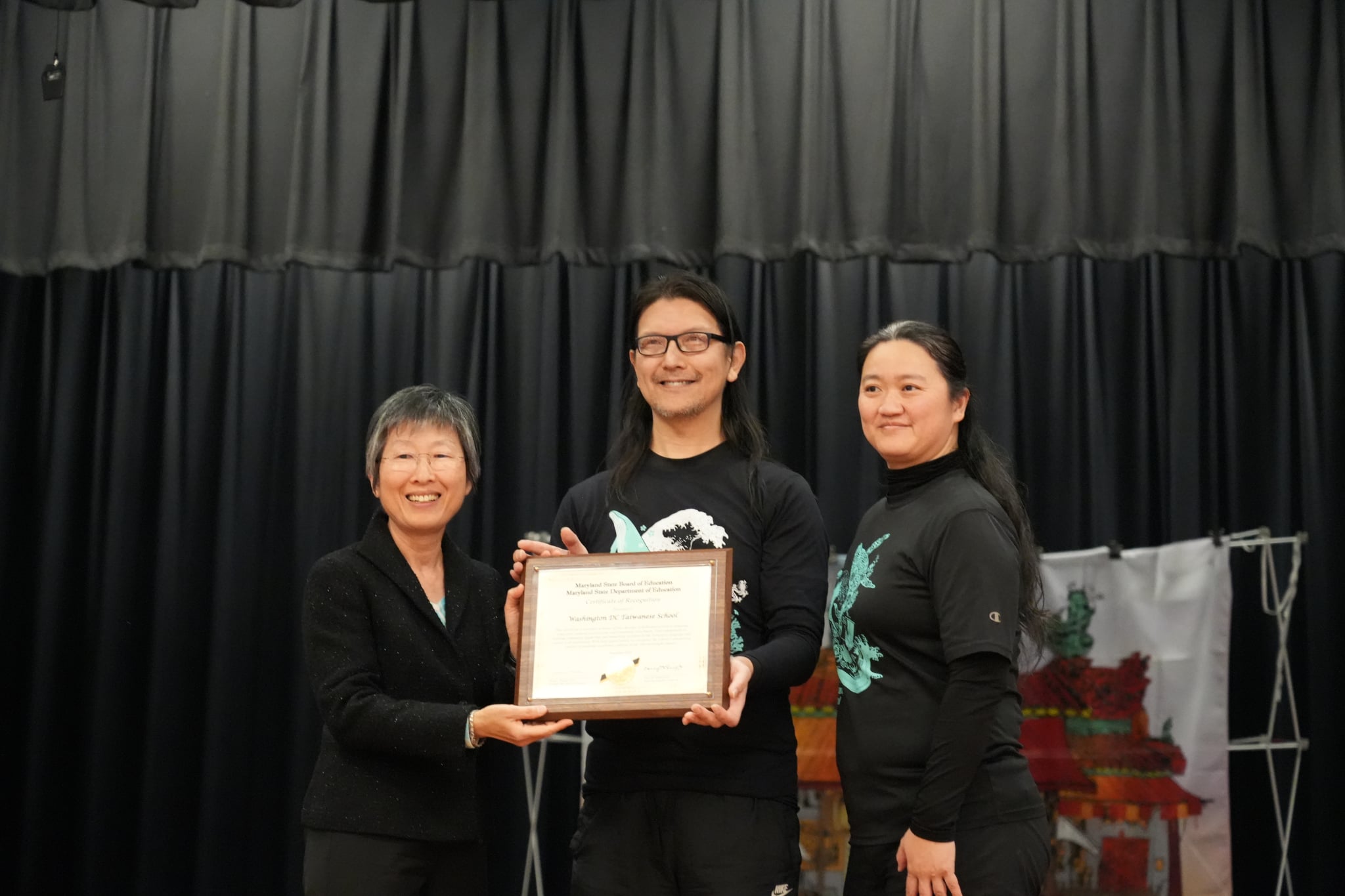 兩位副校長孟祺然（中）、梁婷（右）代表學校接受馬州教育廳頒發之表揚狀