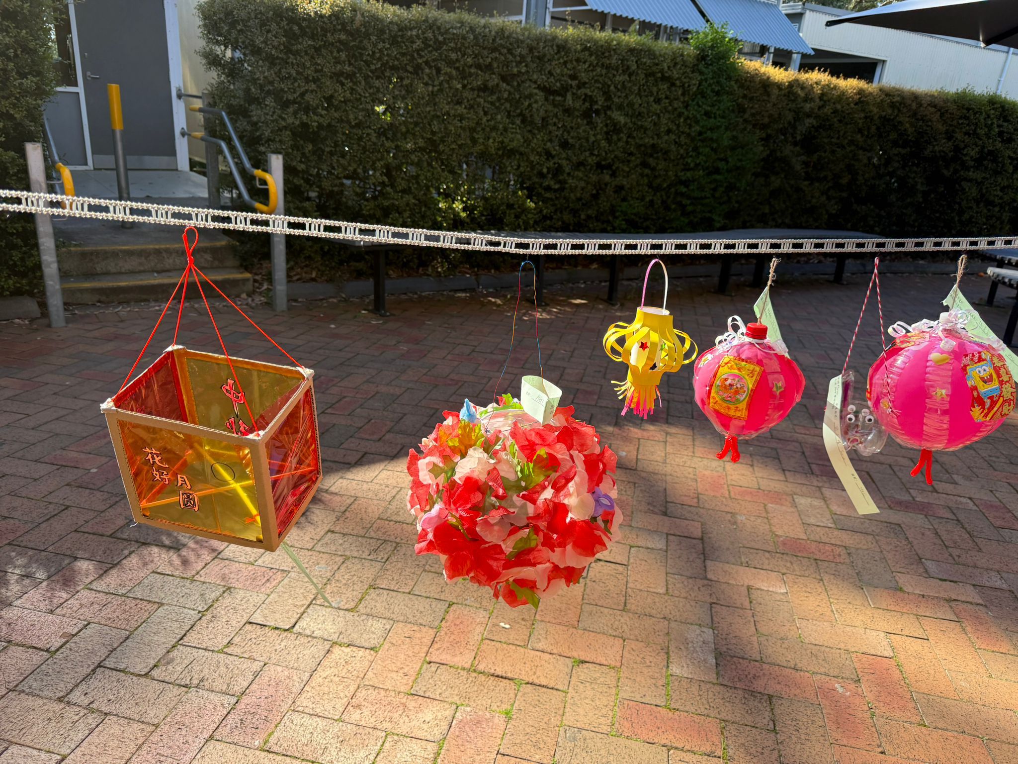 學生利用環保物料製作的花燈