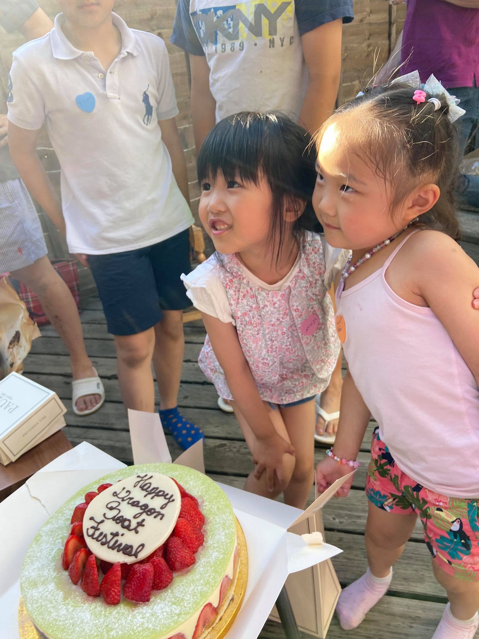 我們完成了畫龍舟，可以吃蛋糕了！