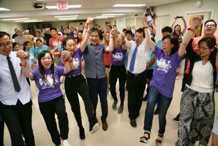 節目最後大家手牽手跳舞，合唱「站在高崗上」