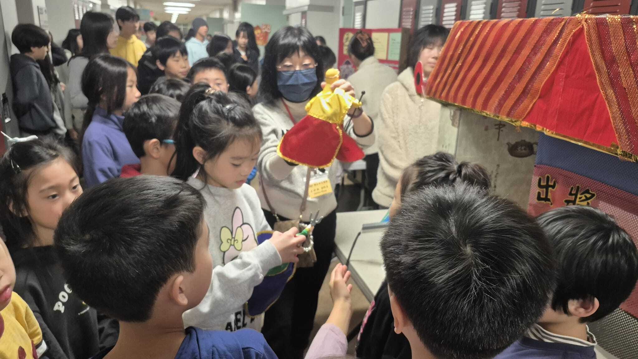 布袋戲展演，場面熱絡