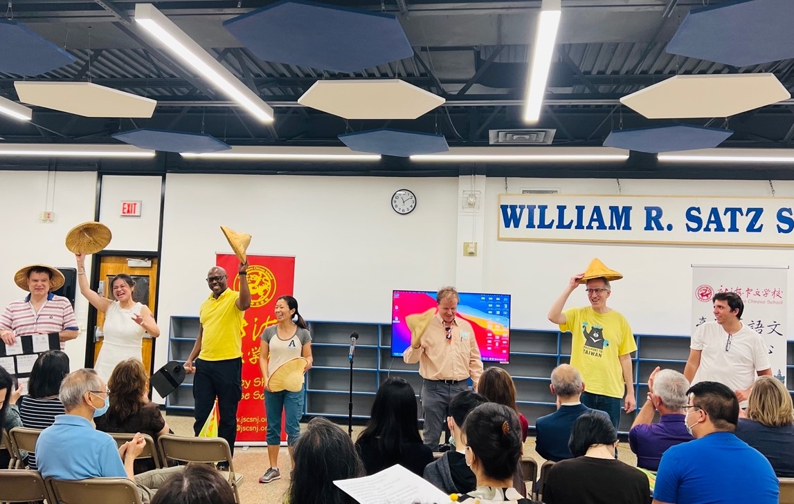 初級班學生朗誦「憫農詩」，展現學習成果。 