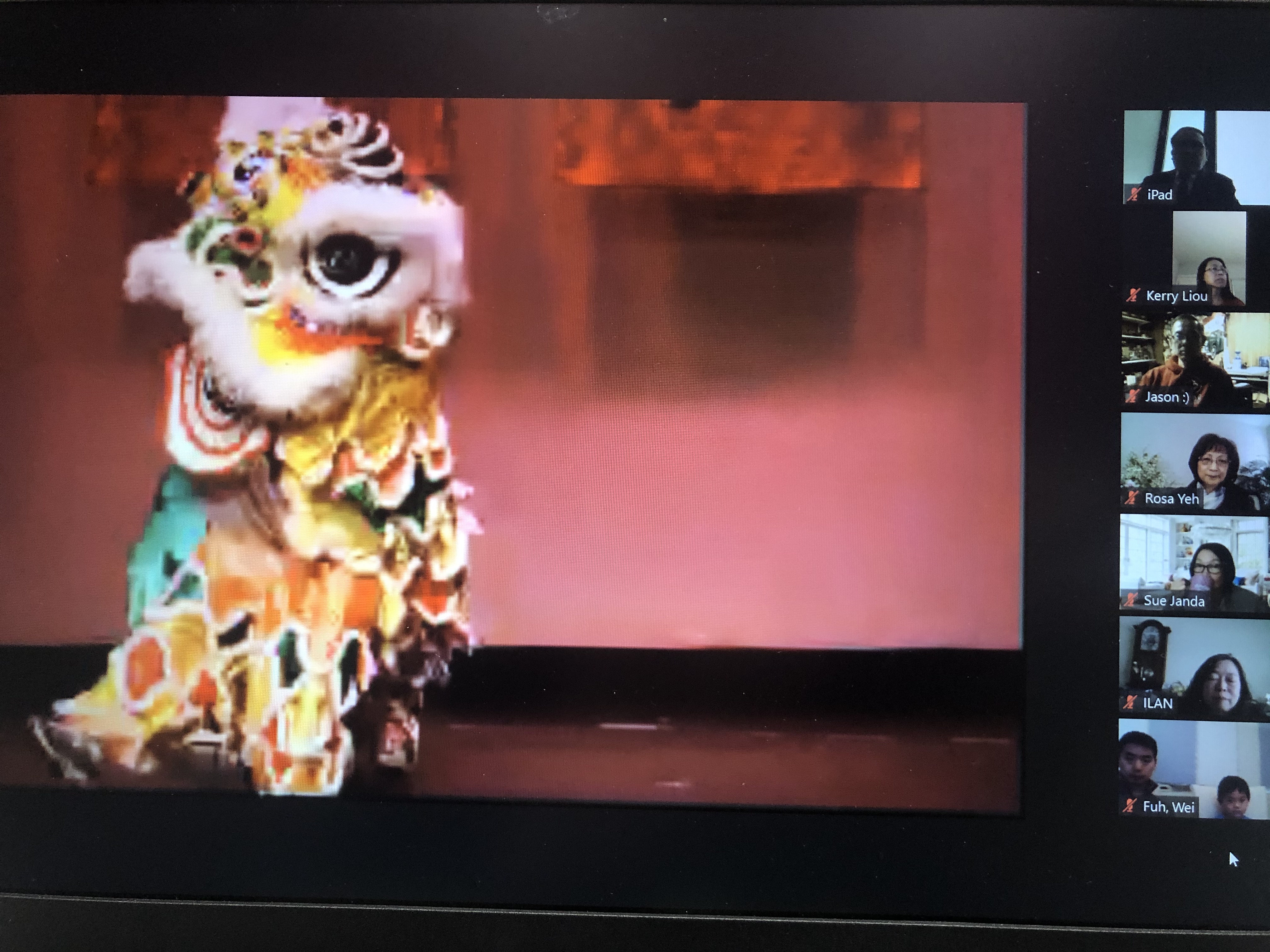 舞獅開場，拉開新年慶祝活動的序幕。