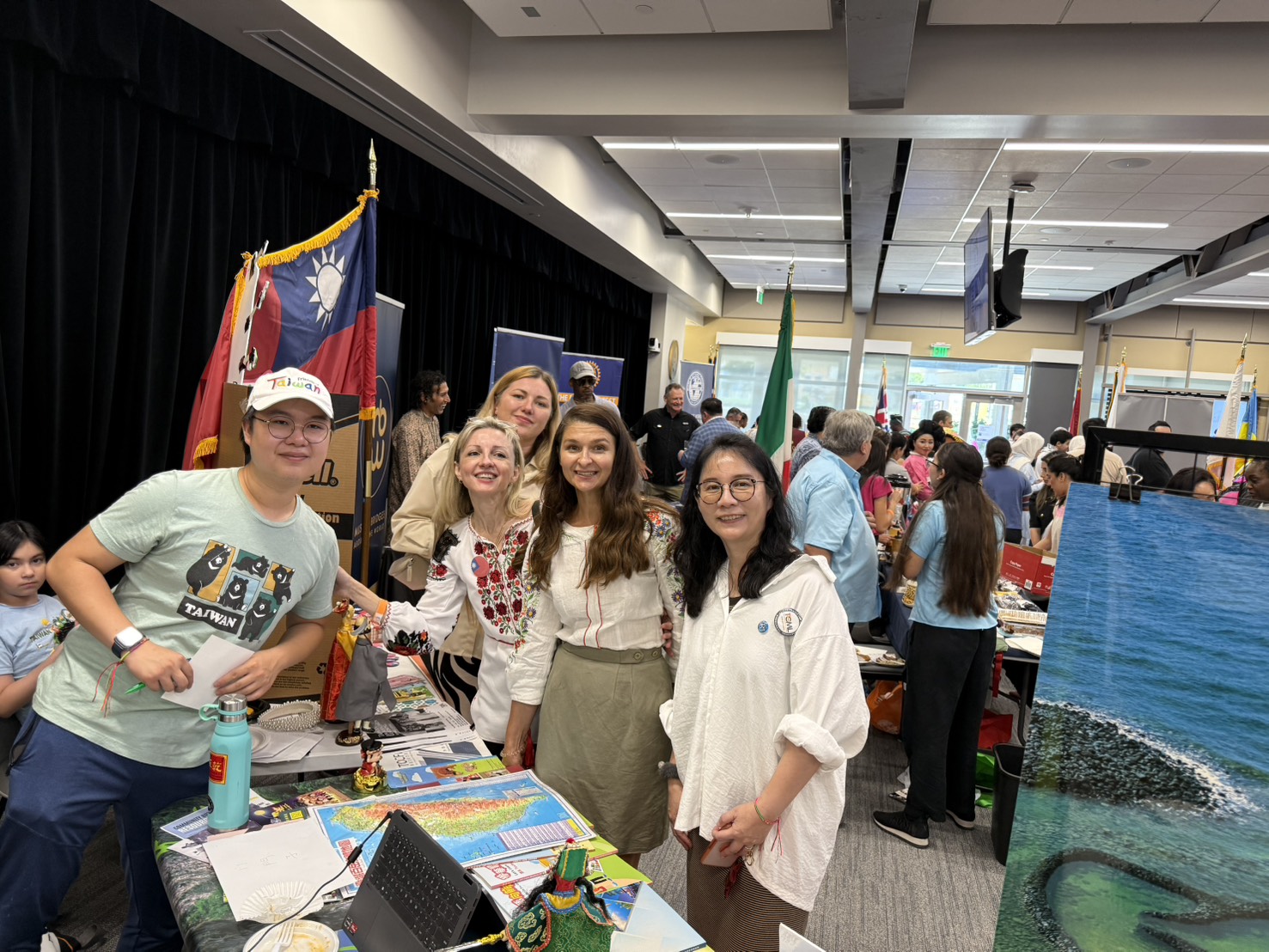 僑務顧問兼台灣同鄉會會長羅唯嘉以及TCML教師，與參觀者合影