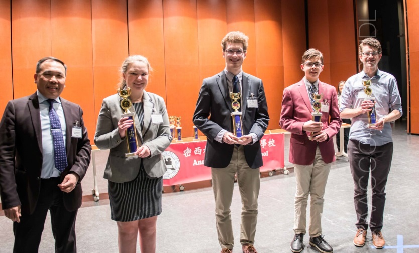 董慶豐組長與華語外文班獲獎參賽學生合影