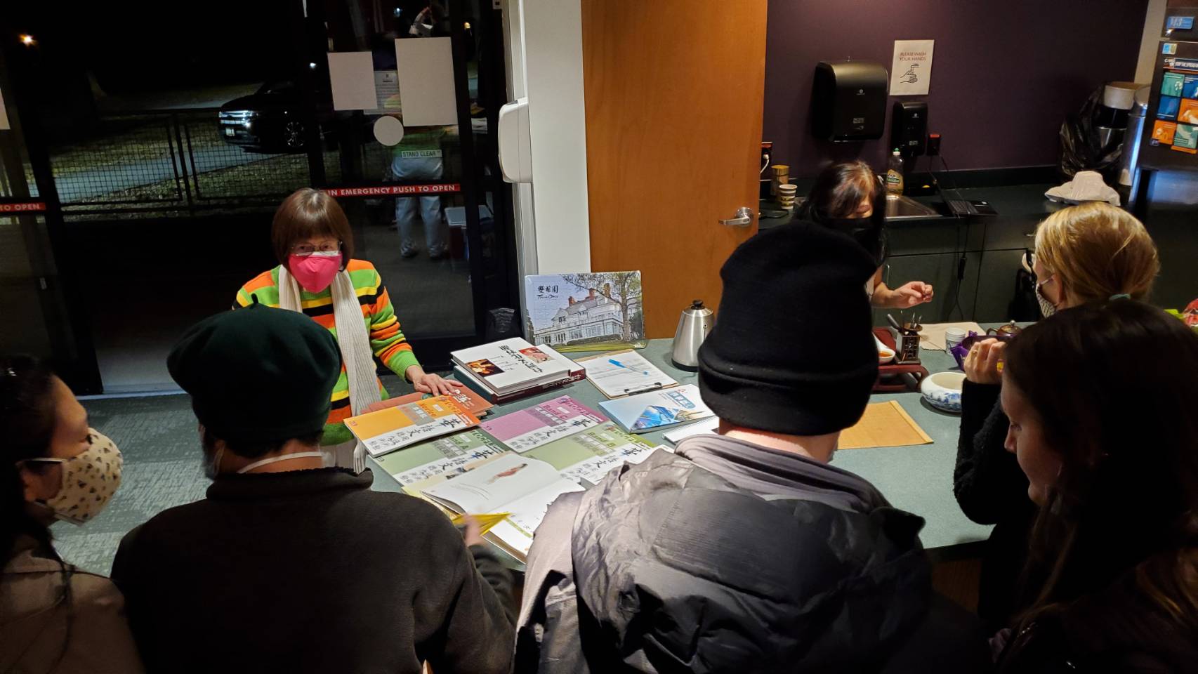 吳玉琴老師和在地民眾介紹華語文中心