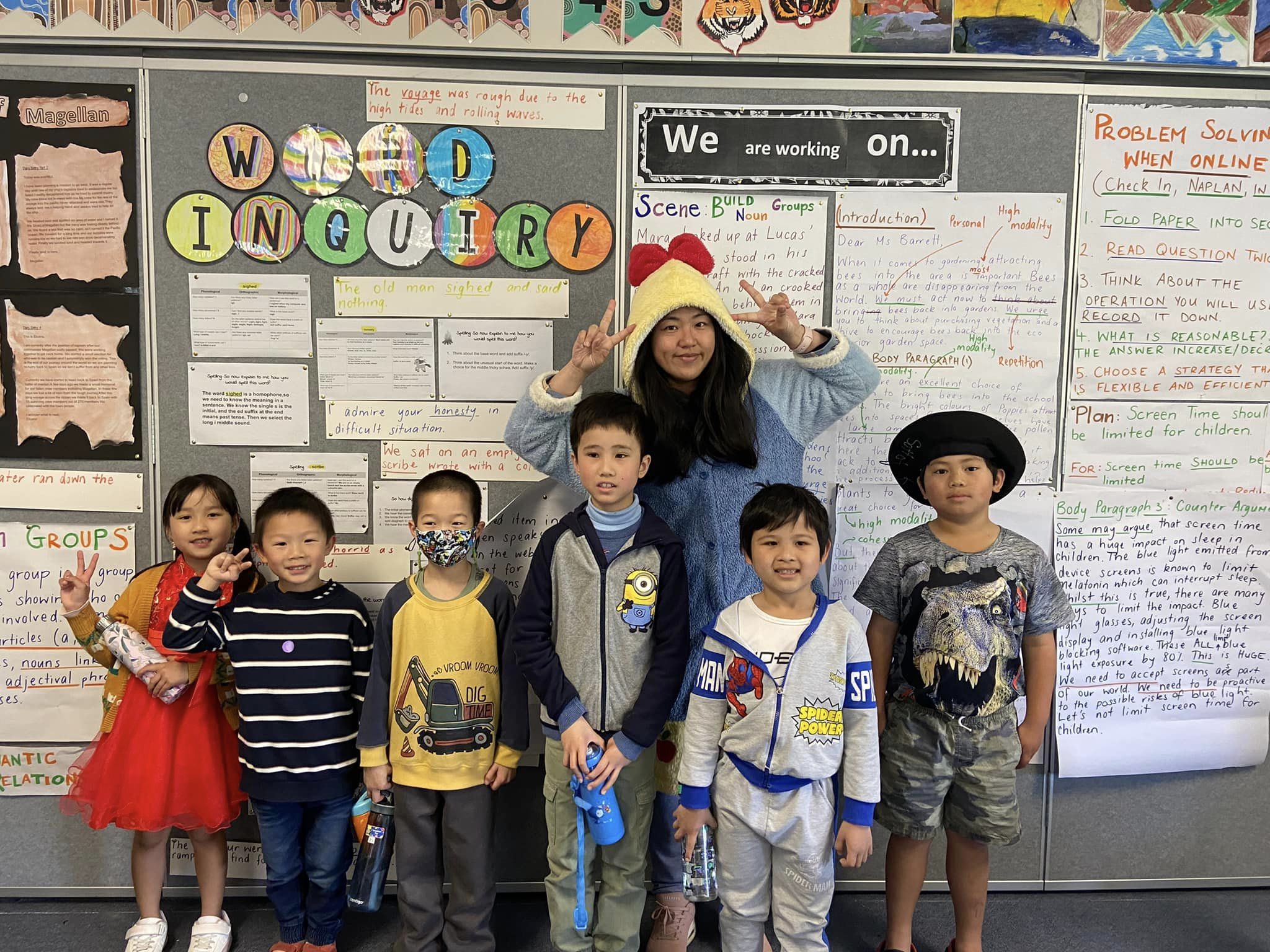 老師和同學們展示各自心愛的睡衣