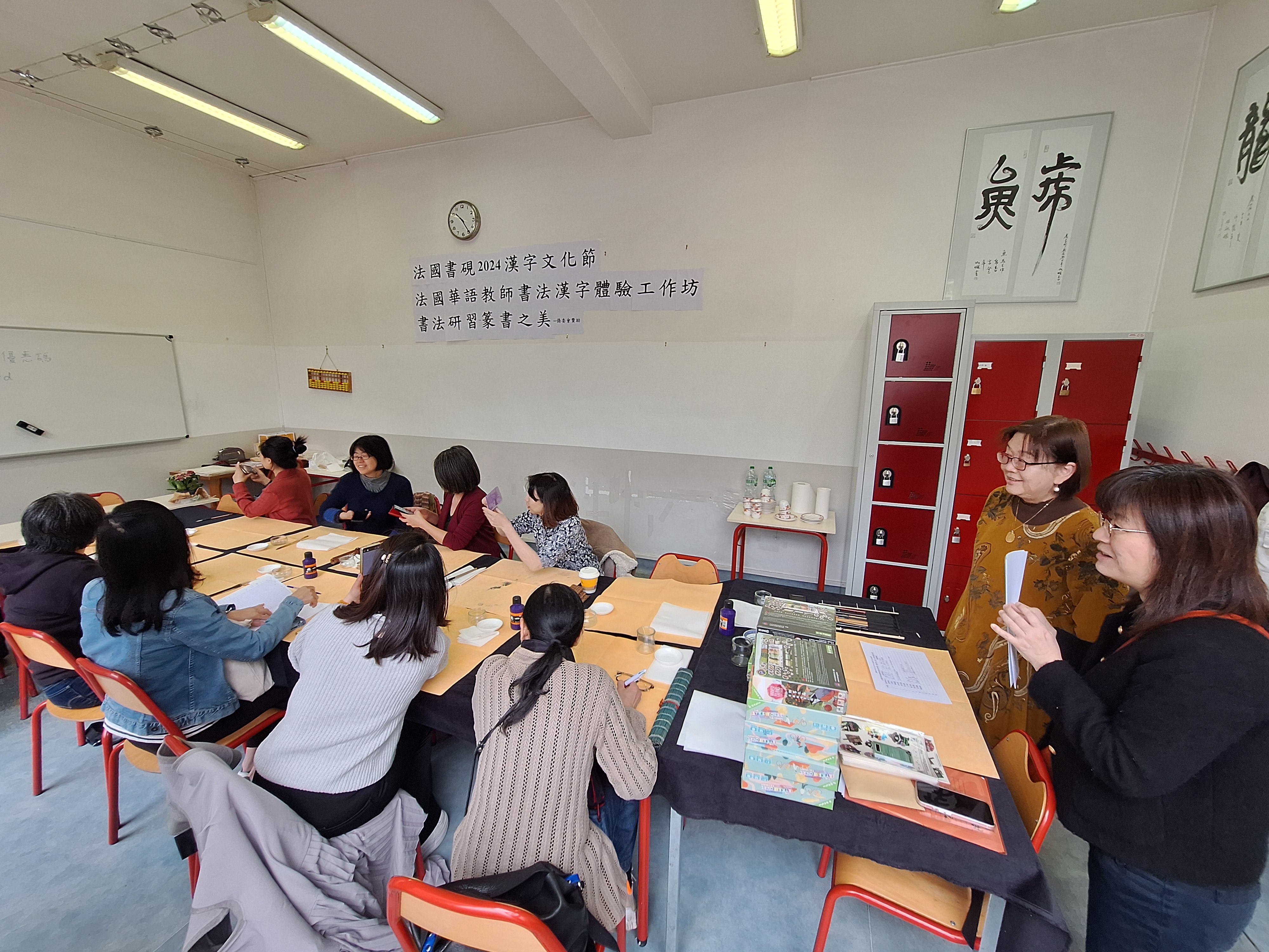 書硯藝術文化學校協助推廣i僑卡 劉素秋組長解說i僑卡的辦理方式並贈送參與老師紀念品