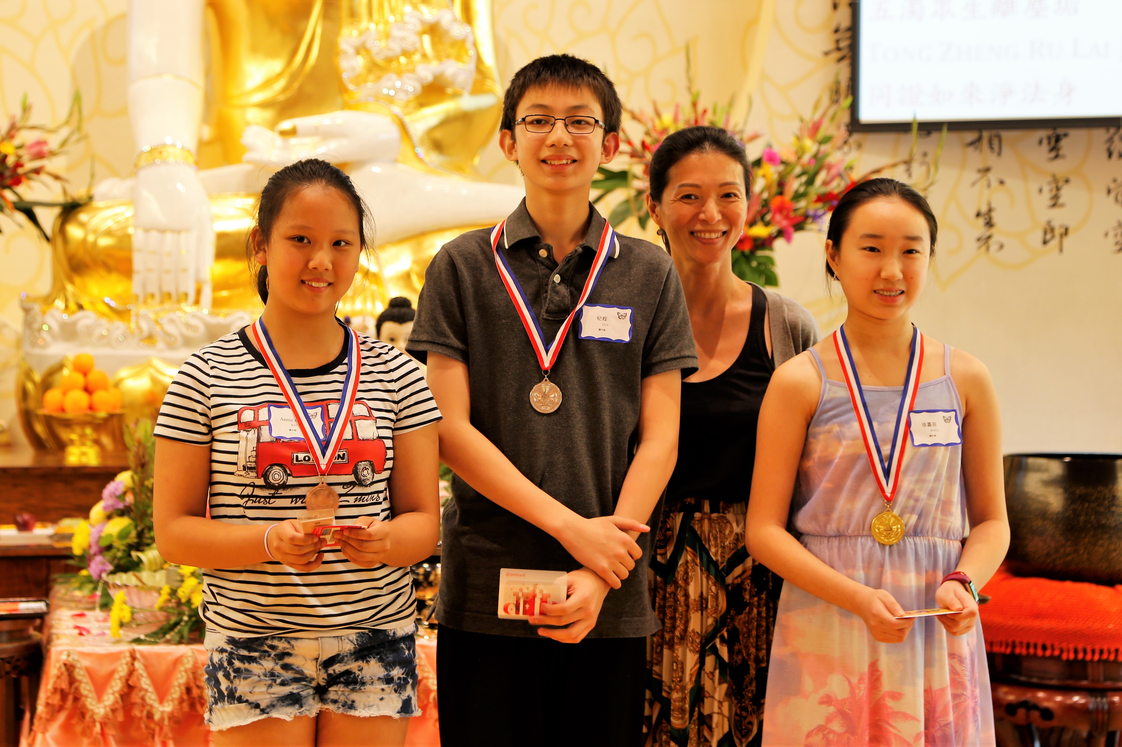 初中組獲獎學生，左起依次為Annie sijia Lin、紀程、教堂山華語文學校副校長 Jen Huang和徐嘉辰