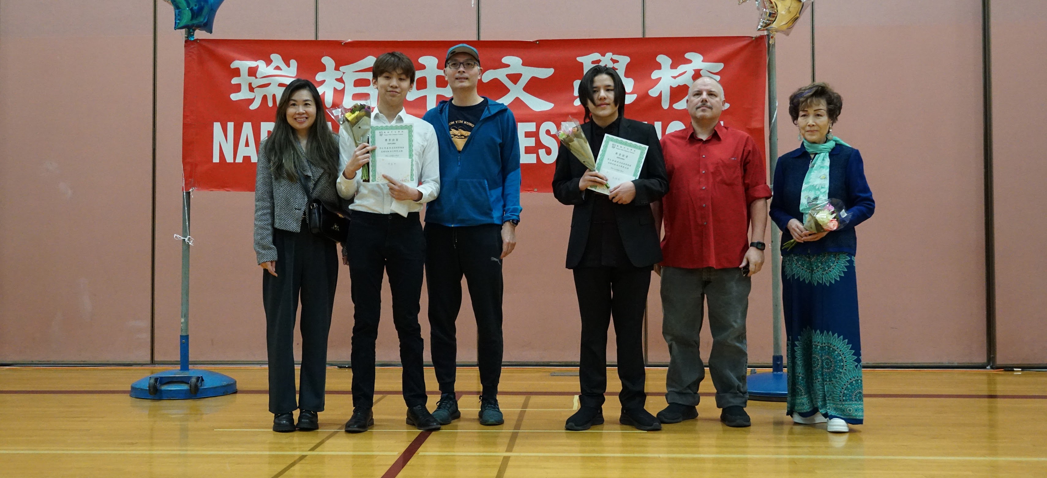 畢業生與老師及家長合照