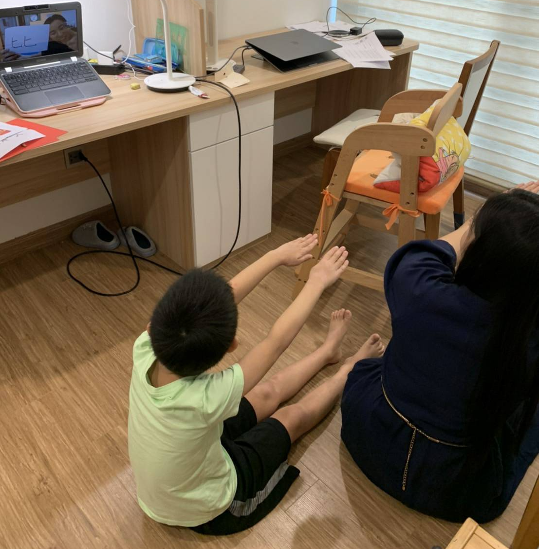 小朋友和媽媽一起做出「比」字