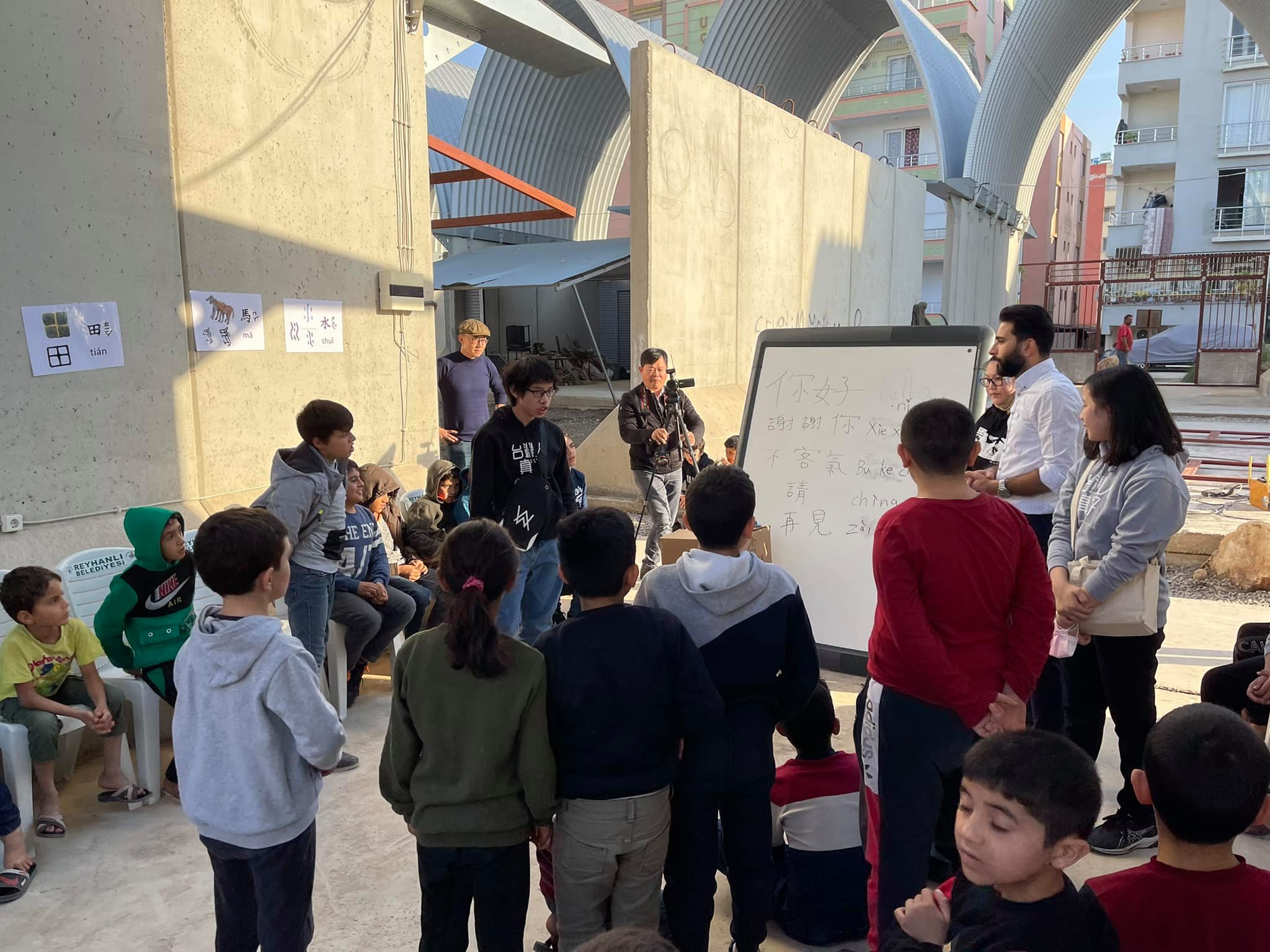 孩子們認真聽取中文課程