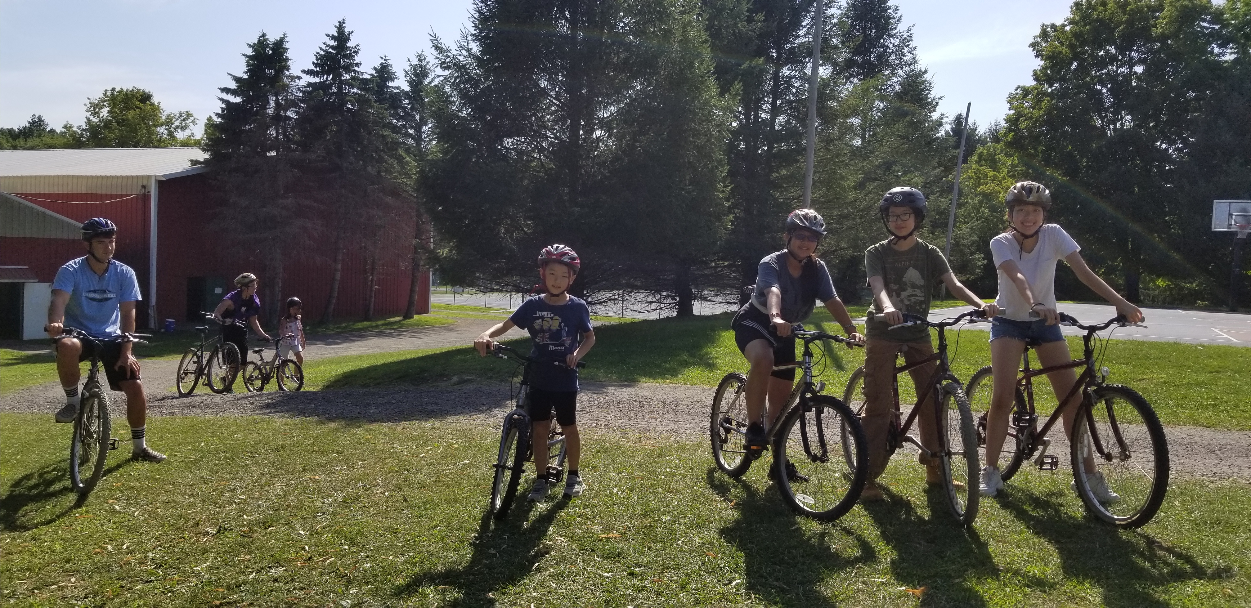 學員們騎著越野腳踏車在營區奔馳