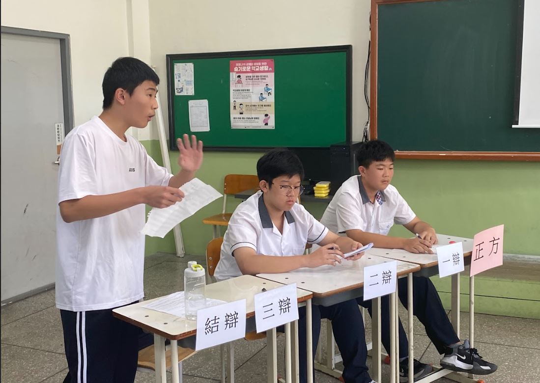釜山華僑中學辯論預賽中初三辯士口沫橫飛地發表己見