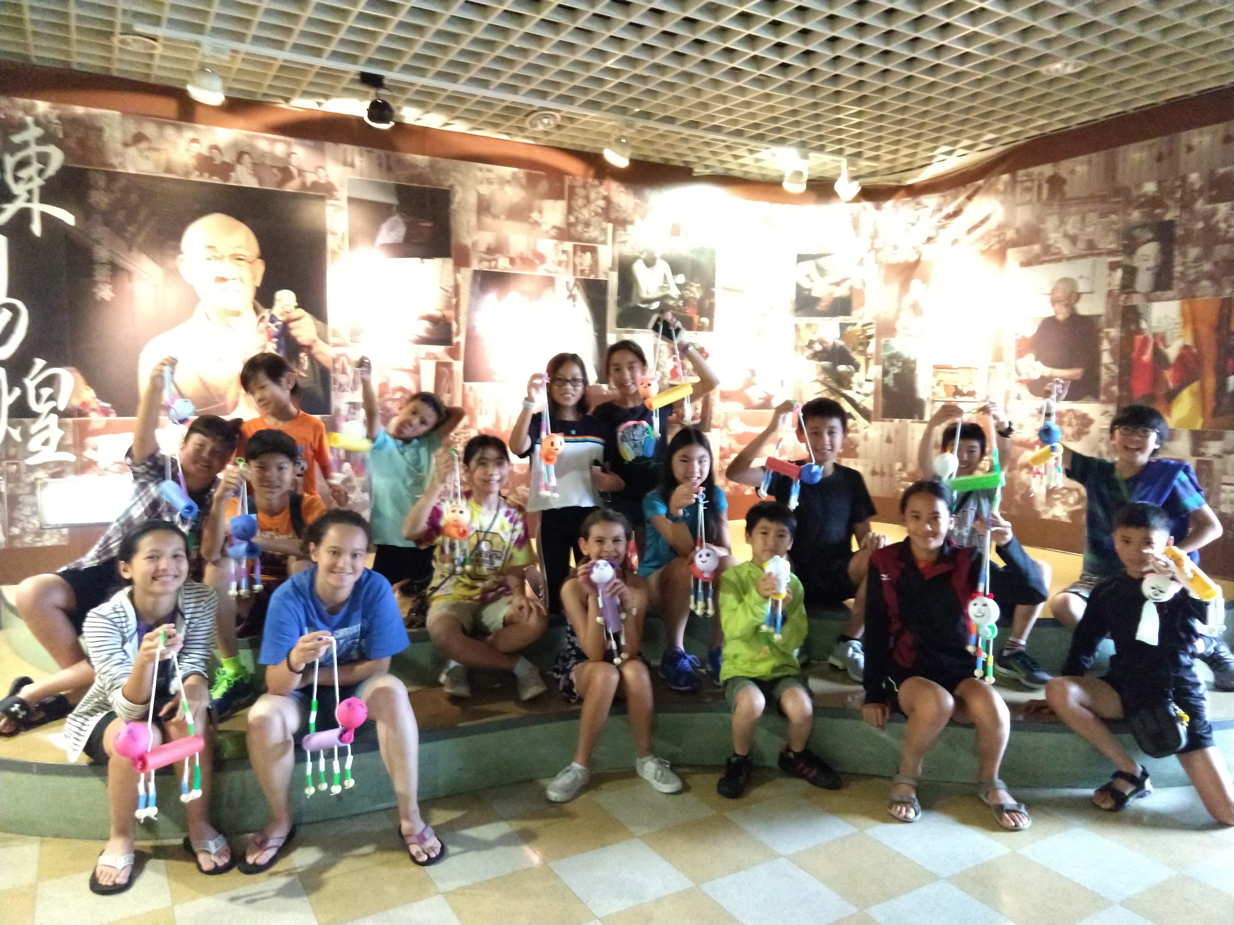 學員參訪台北偶戲館,了解台灣偶戲歷史並動手DIY小狗戲偶
