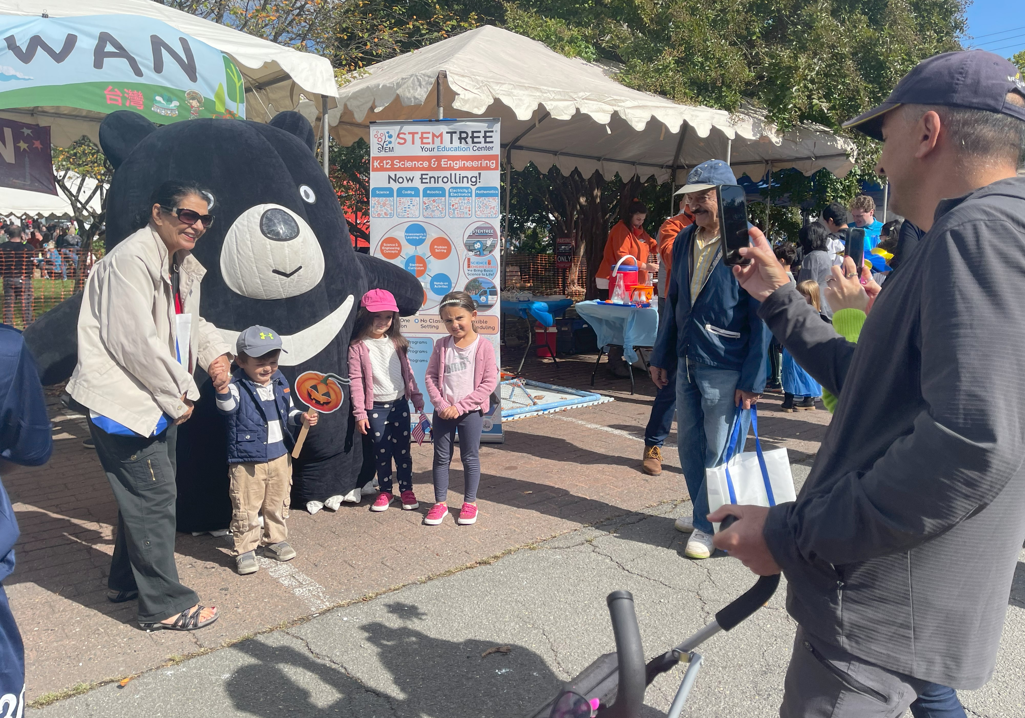 啤酒節活動亮點「臺灣大黑熊」與民眾合影