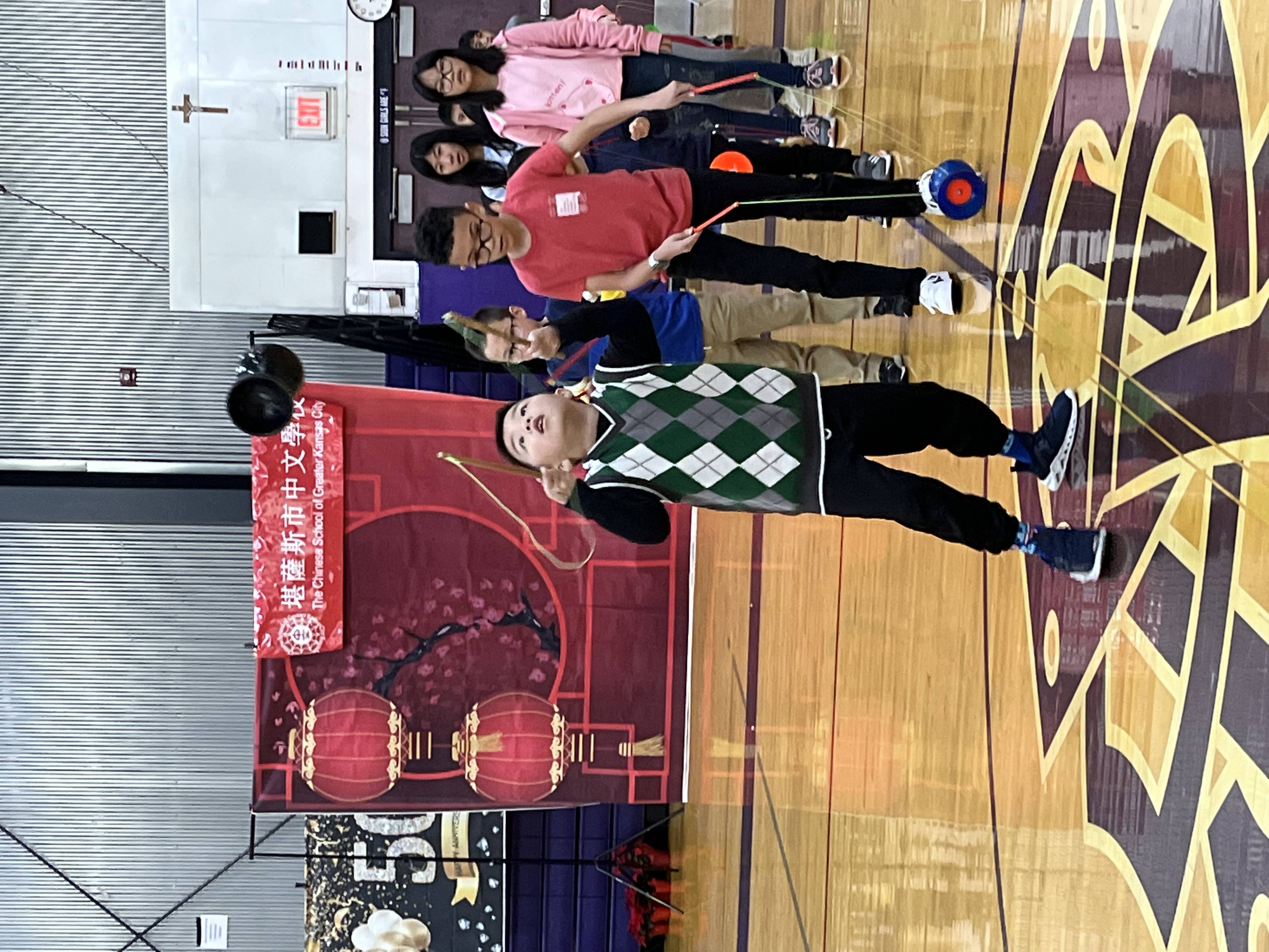 扯鈴班的同學的表演