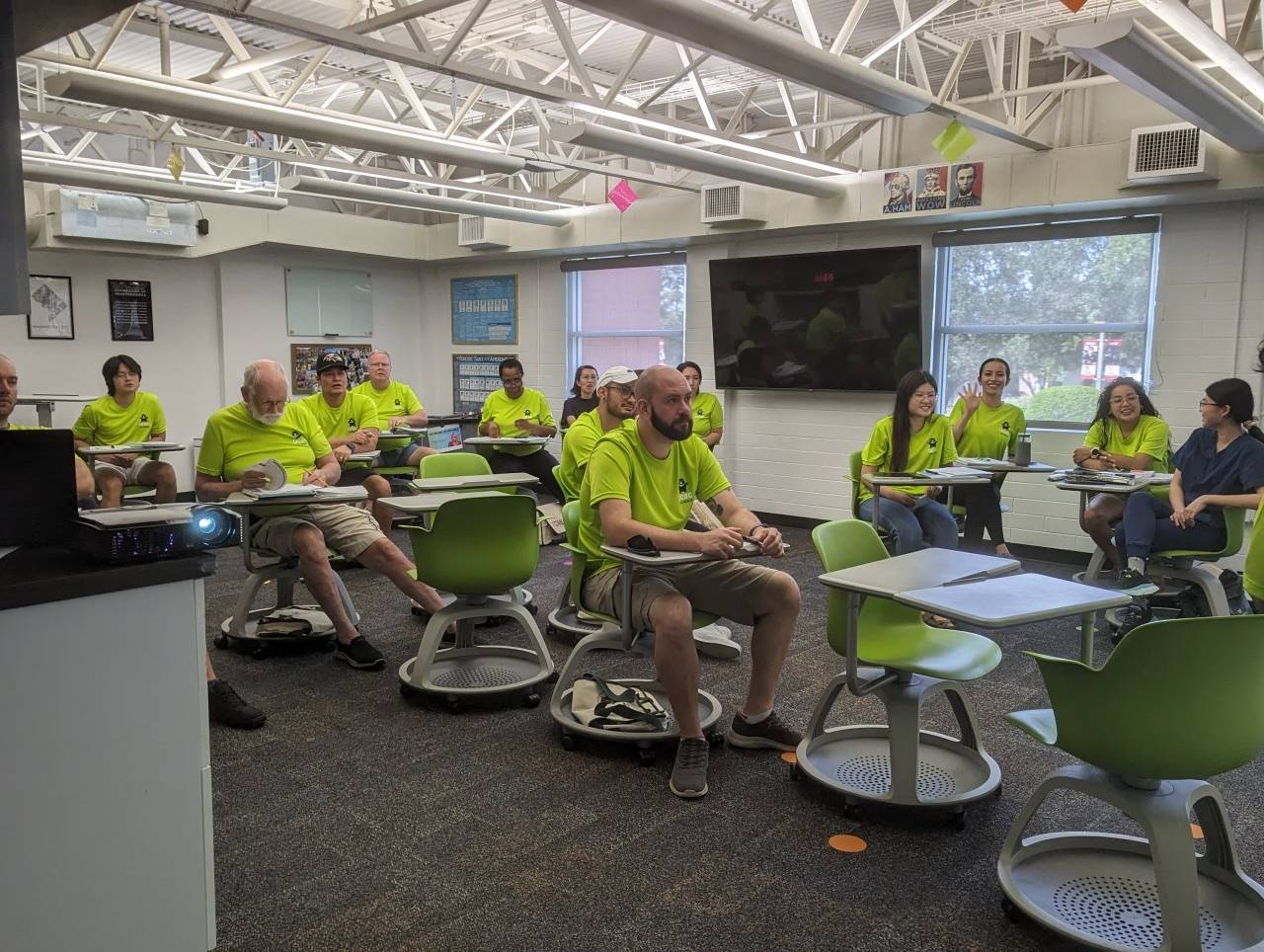 學生正練習讀中秋祝福語 月圓人團圓，闔家團聚，中秋節快樂