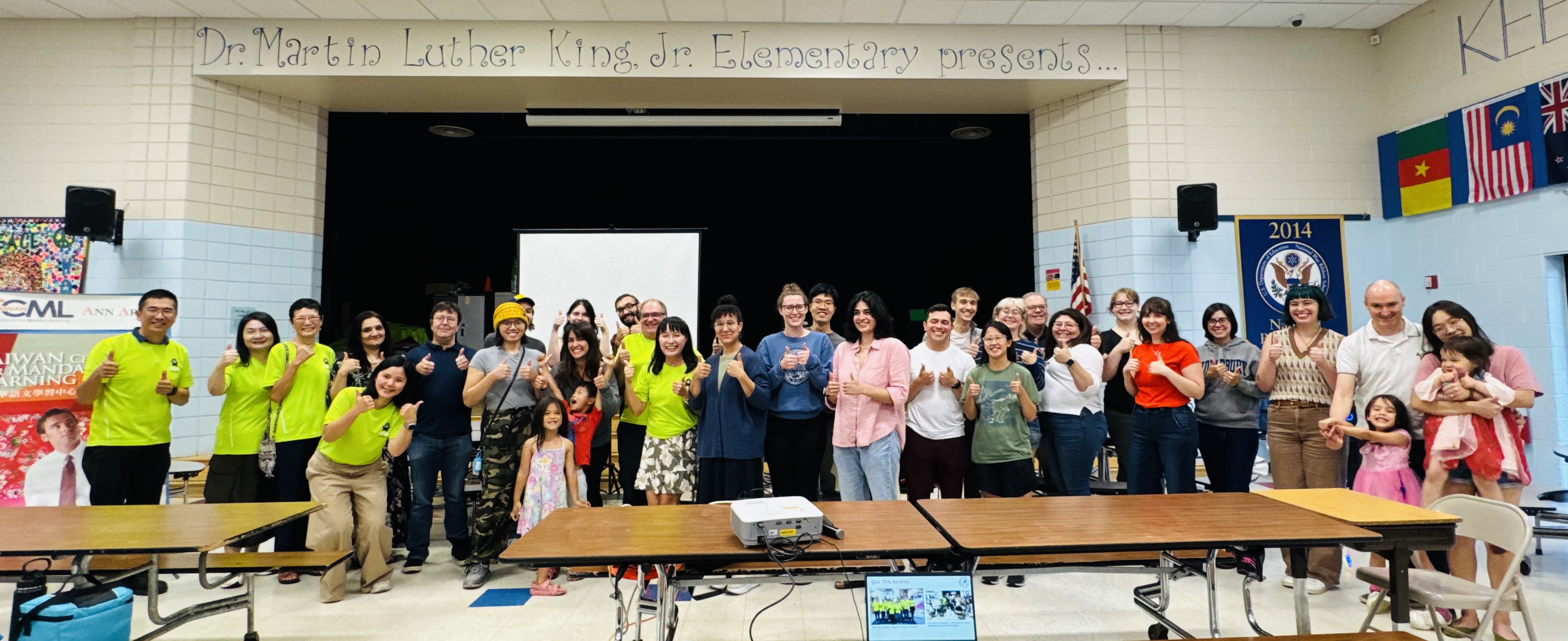 安娜堡中文學校校長王珍琿、臺灣華語文學習中心主任葉劉崑、教師周玉若、詹珂瑜、鄭亦螢，與安娜堡TCML成人班學生開心合影。