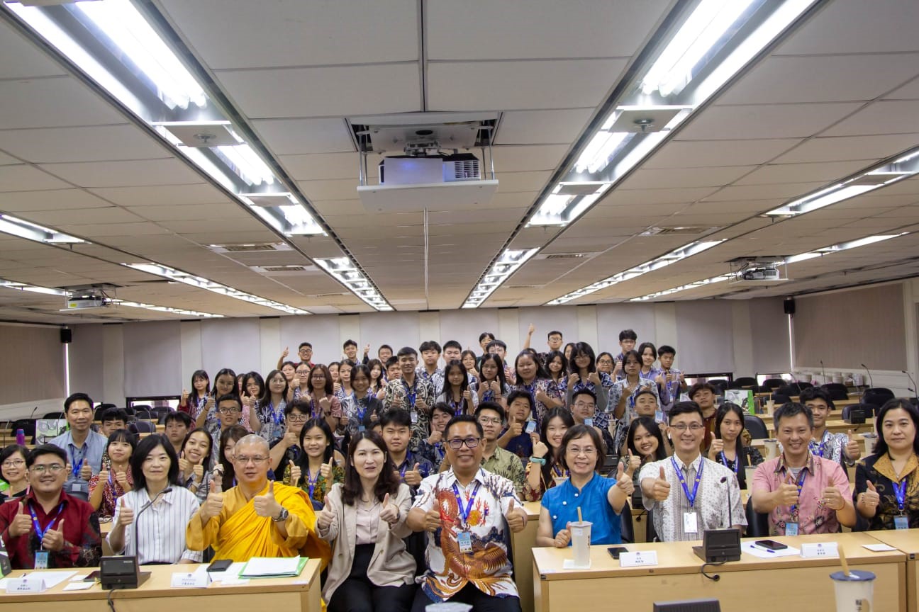 蒞訪臺北僑委會的臺灣華語及文化學習夏令營團一行