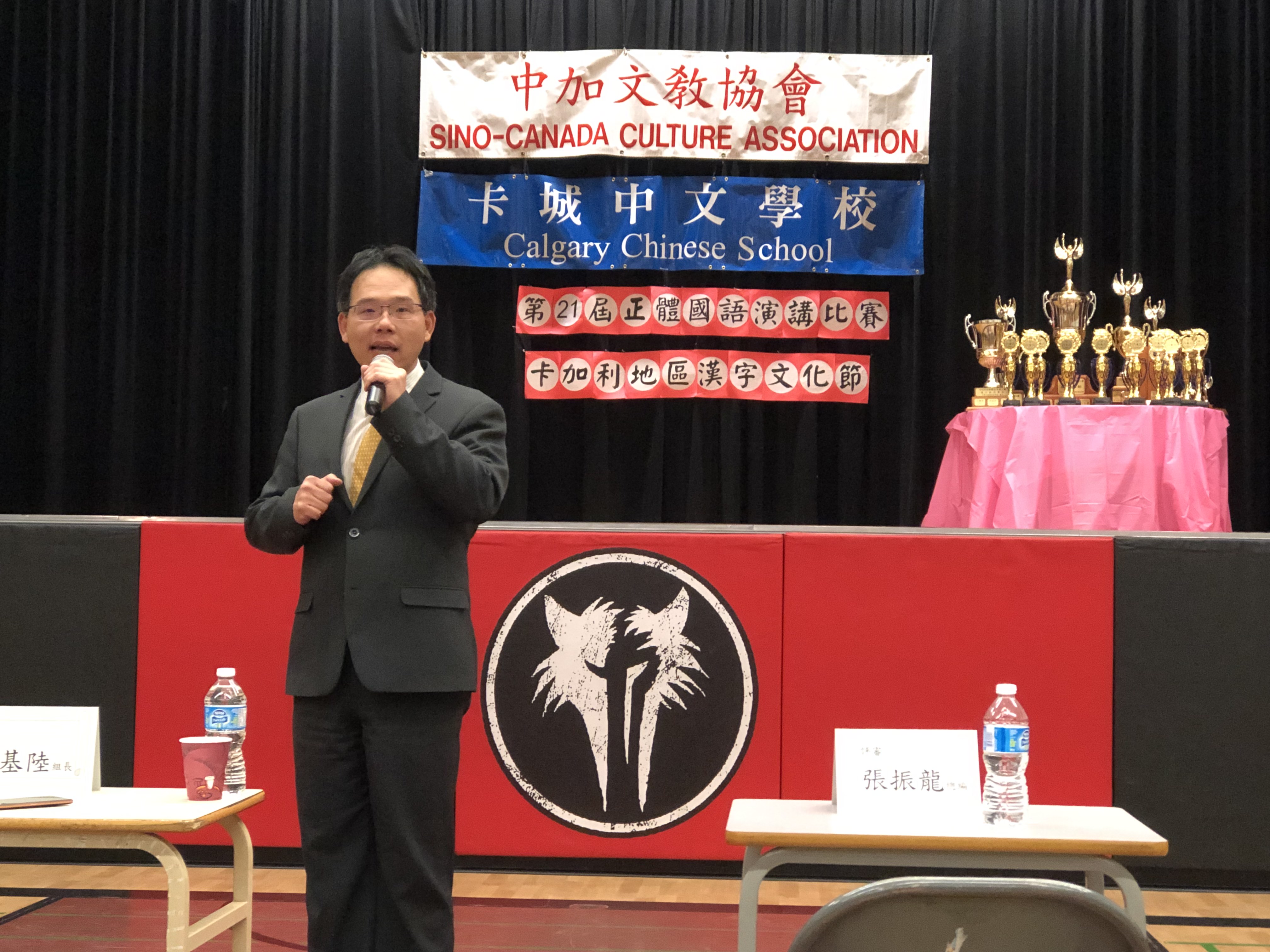 駐溫哥華辦事處僑務組夏基陸組長講評時表示，參賽同學表現都非常出色，透過觀摩學習可增進自信。