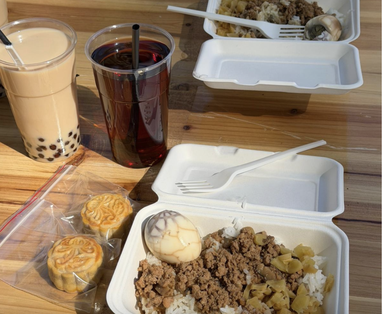 台灣美食滷肉飯，珍珠奶茶