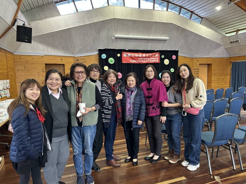 駐墨爾本辦事處副組長楊容清、僑務委員林賢成與參展學校代表合影