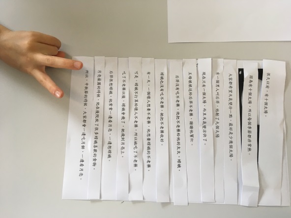 兩人一組進行”把故事排成正確的順序”比賽，最快為優勝組